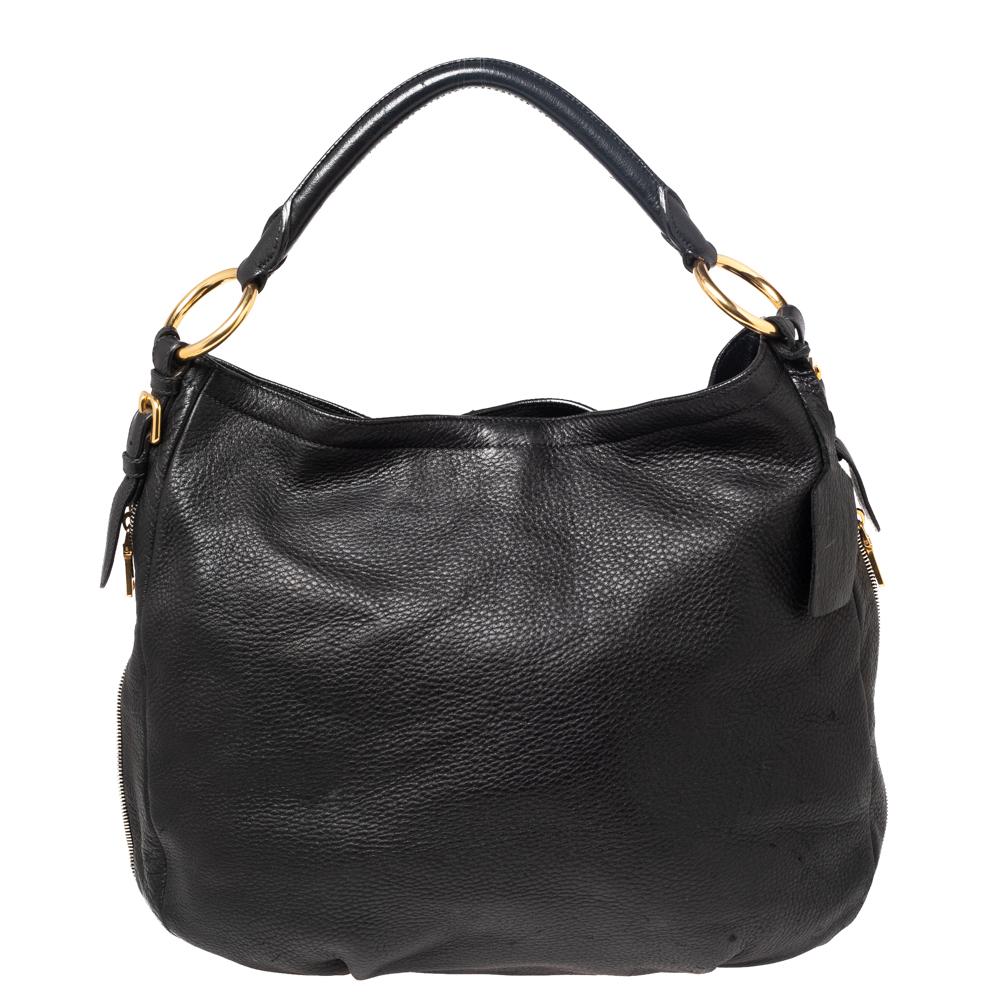 This Prada hobo might just be your next favorite handbag. It is high in style and is functional enough to accompany you on all your busy days. The hobo comes crafted using leather and offers a spacious fabric interior. The bag is held by a single