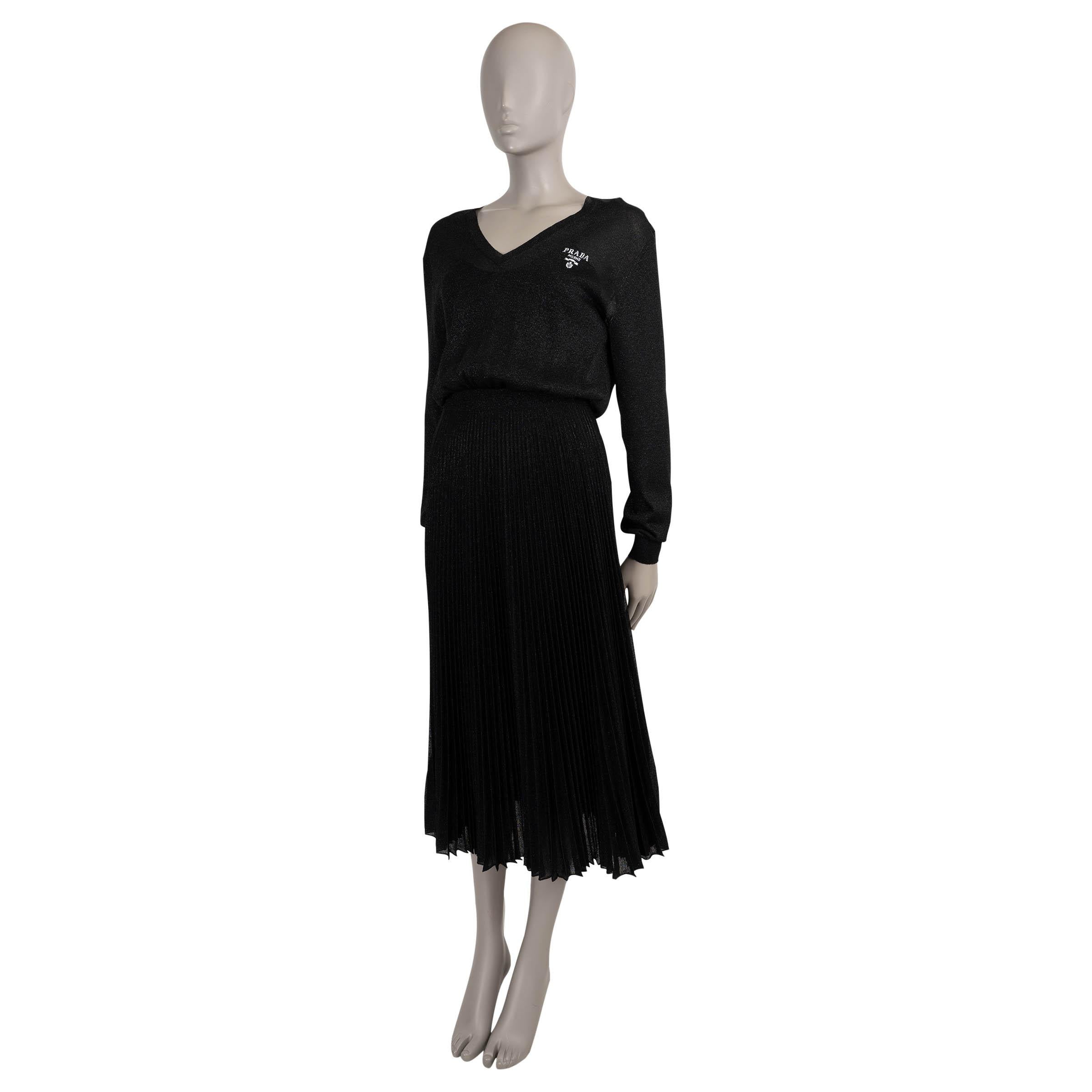 Dieses 100 % authentische Prada-Strickkleid aus schwarzer Baumwolle (90 %) und Polyamid (10 %) ist dezent mit silbernem Lurex durchsetzt, der für einen dezenten Glitzereffekt sorgt. Das Design verbindet mühelose Bequemlichkeit mit polierter Eleganz,