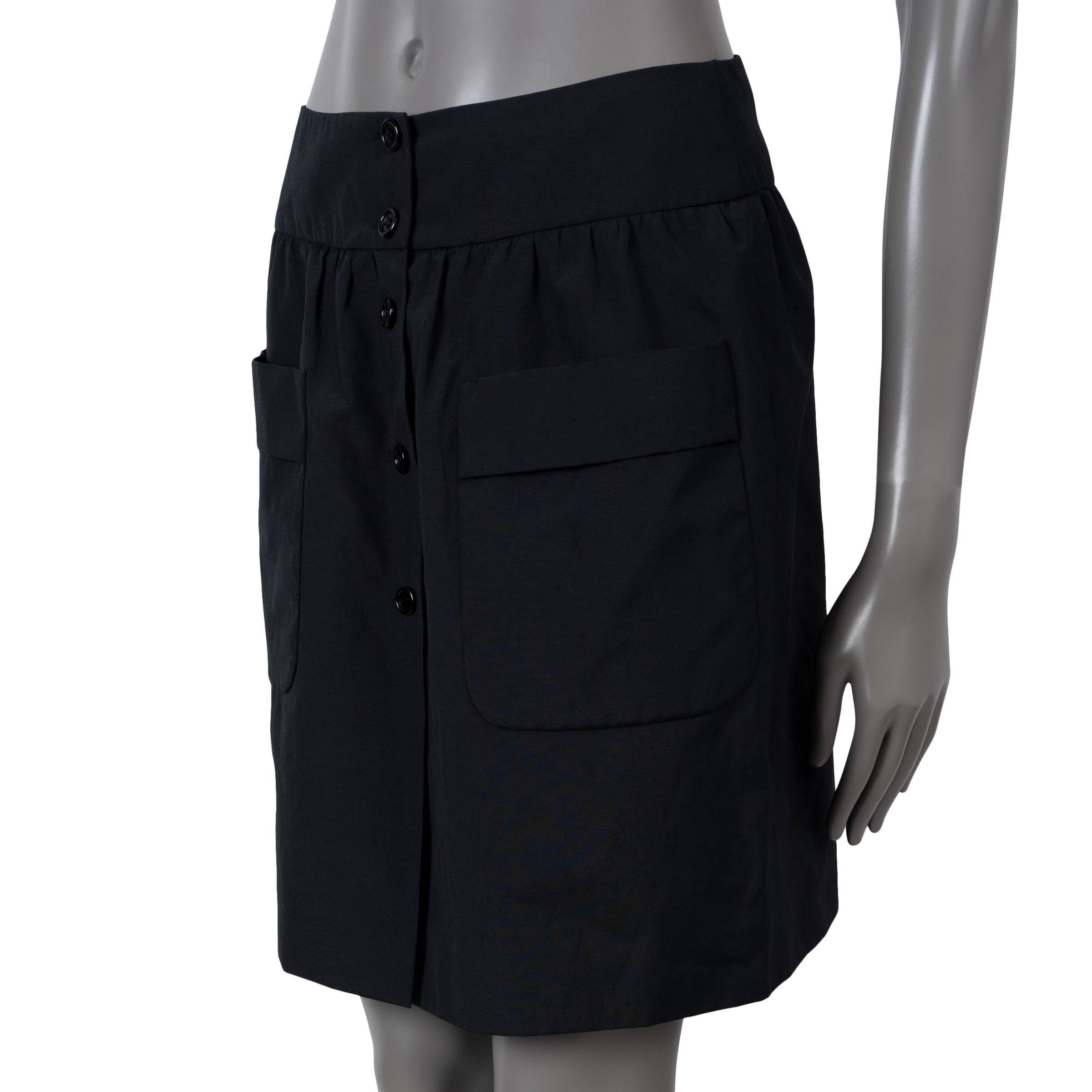 100% autentica gonna Prada in poliestere nero (53%) e cotone (47%). Presenta due tasche applicate sul davanti e si chiude con una fila di bottoni. Sfoderato. È stato indossato ed è in ottime condizioni. 

Misure
Dimensioni