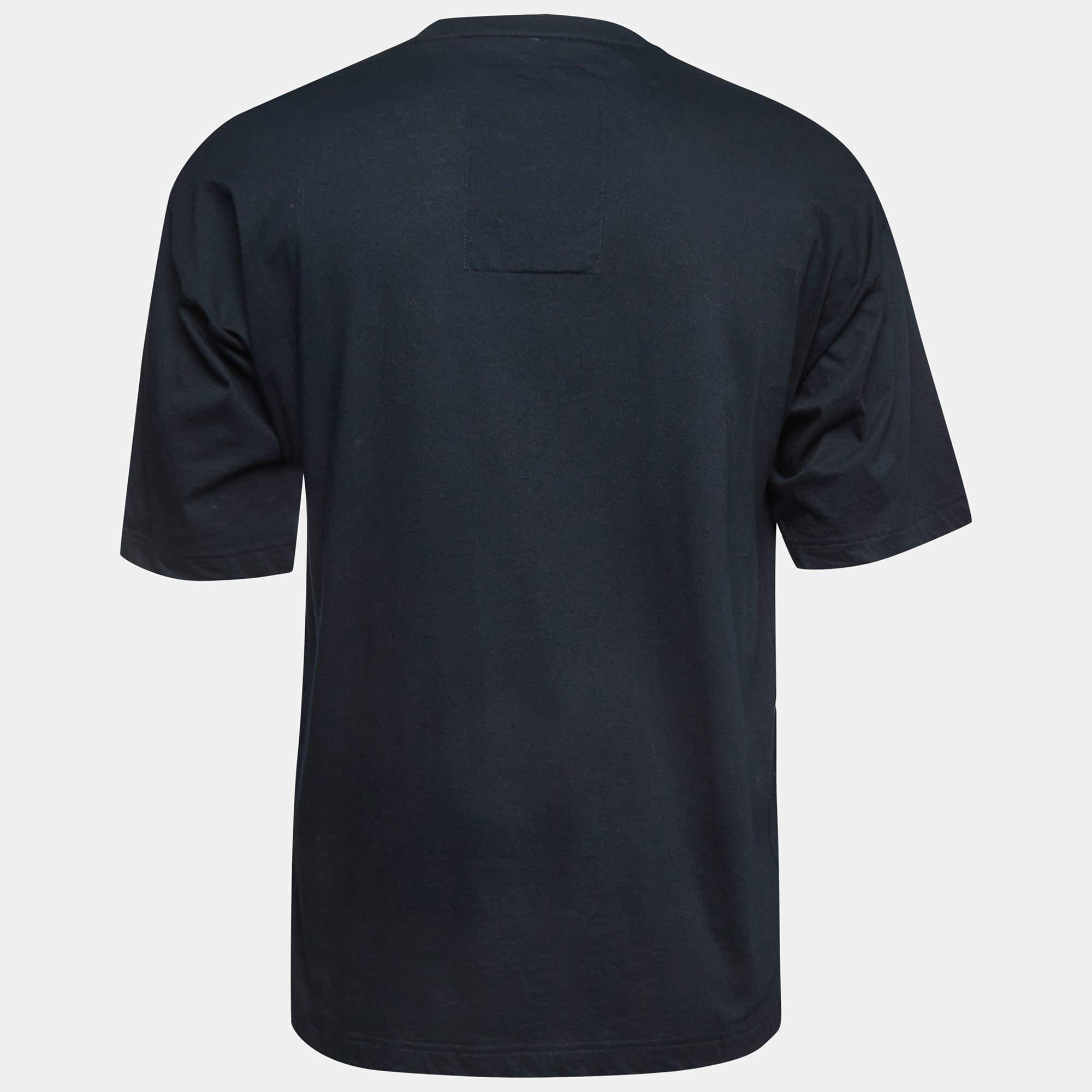 This Prada T-shirt delivers on the requirements of style and comfort. It is made from cotton and designed with a front pocket patch detail on the front.

