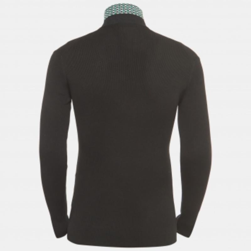 Il maglione di Prada è un capo di abbigliamento lussuoso e versatile. Realizzato in cotone di alta qualità, presenta un sofisticato motivo jacquard e un accogliente dolcevita. Questo pezzo senza tempo fonde perfettamente il comfort con uno stile