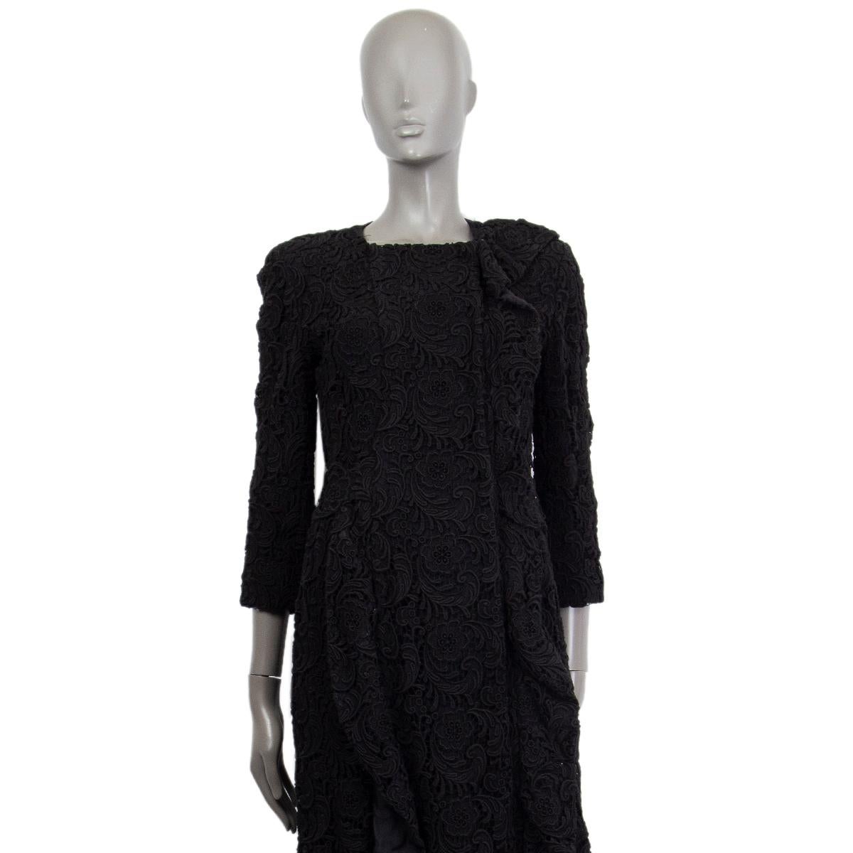 PRADA black cotton RUFFLED EMBROIDERED LACE Coat Jacket 44 L In Excellent Condition For Sale In Zürich, CH