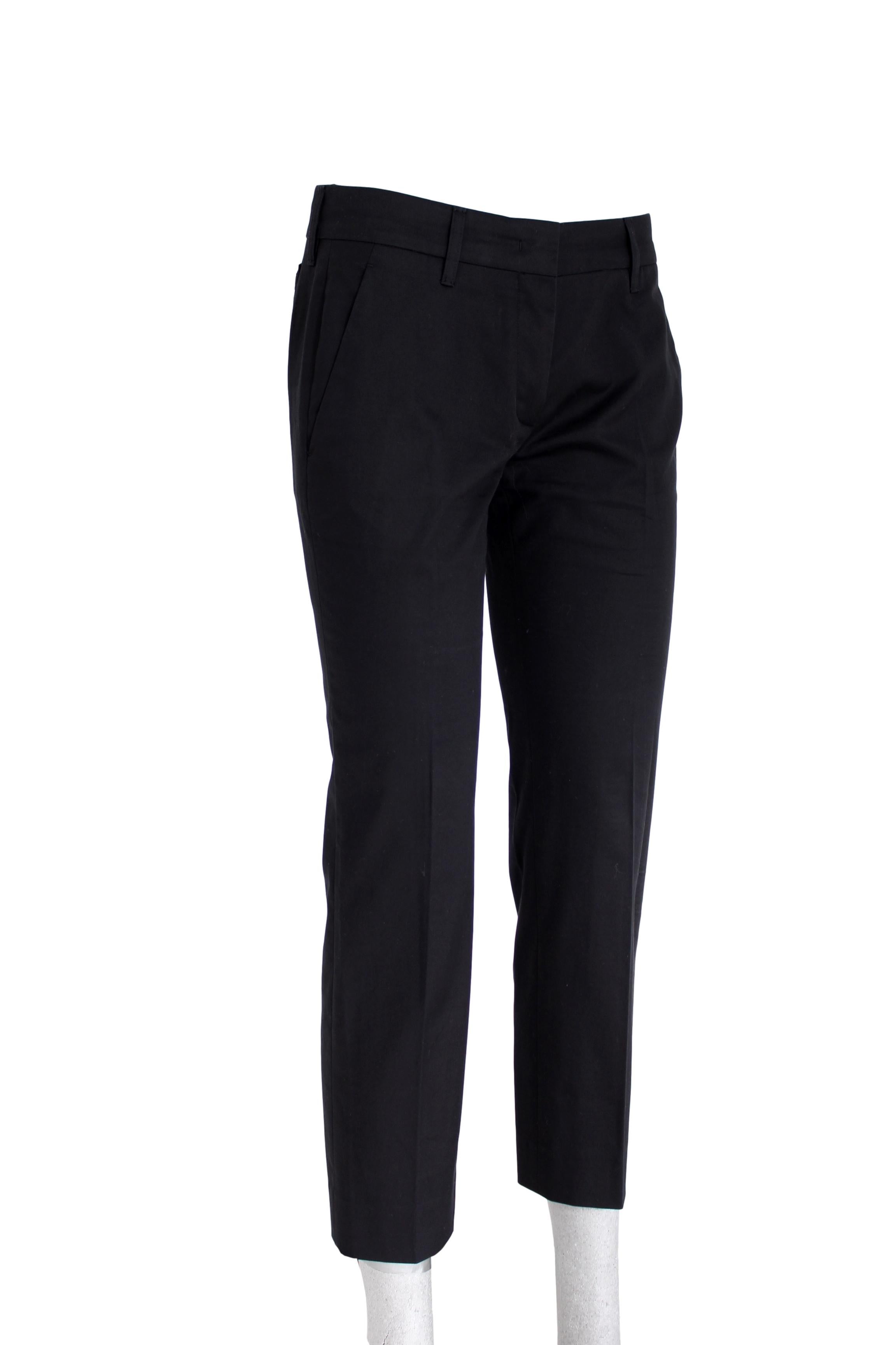 Prada 2000s women's trousers. Capri model trousers, short at the ankles, straight leg. Black color, 97% cotton 3% other fibers. Two pockets on the hips. Zip and clip closure. Made in Italy. Excellent vintage condition.

Size: 38 It 4 Us 6 Uk

Waist: