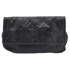 Prada Schwarze Clutch aus gekräuseltem Leder mit übergroßer Klappe