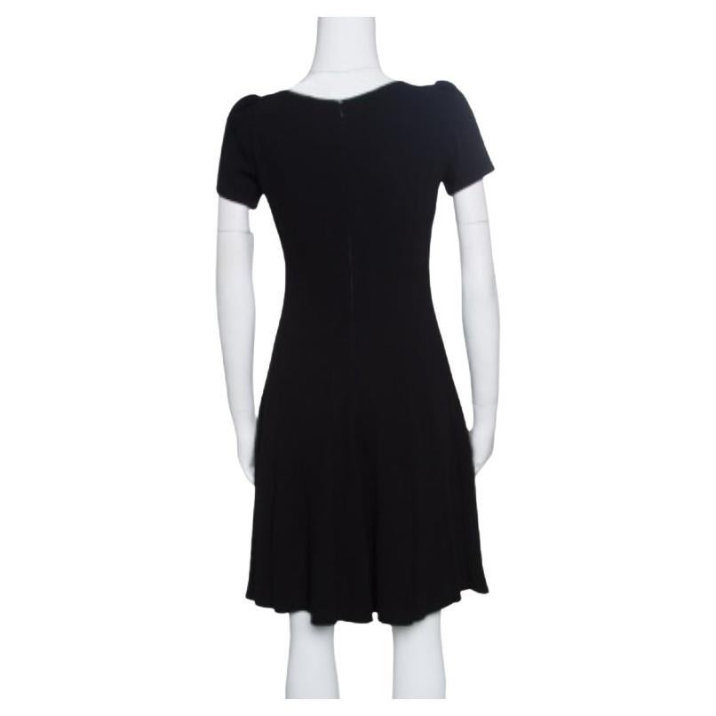 Prada ne manque jamais de créer des pièces qui sont un parfait mélange de classique et de moderne et cette robe noire n'est qu'une fabuleuse création de plus. Il est confectionné dans un mélange de polyester et présente une silhouette élégante. Il