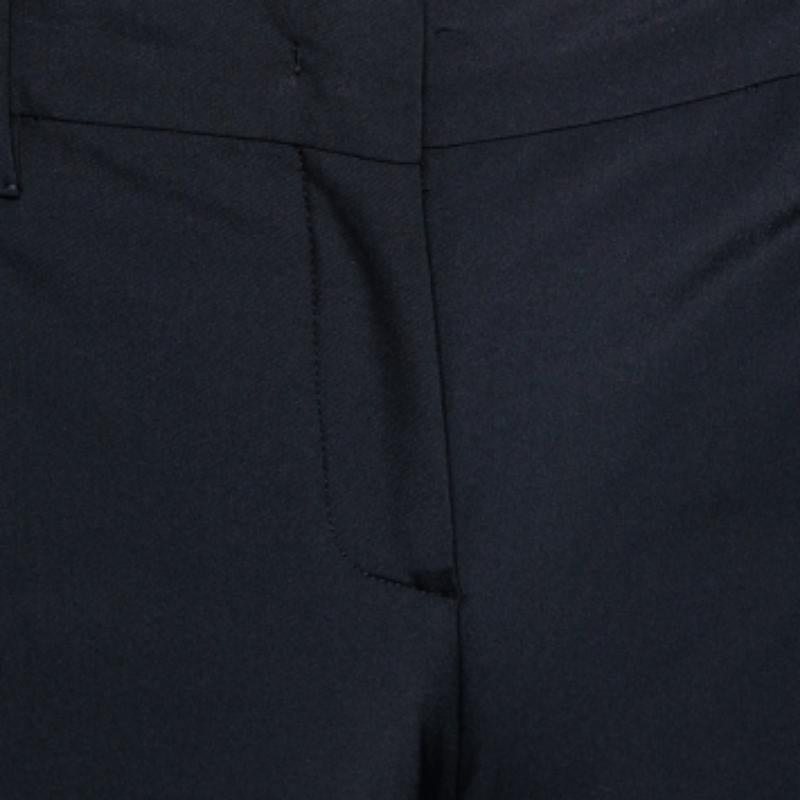 Prada Schwarze Technical-Hose in Kurzform L im Zustand „Gut“ in Dubai, Al Qouz 2