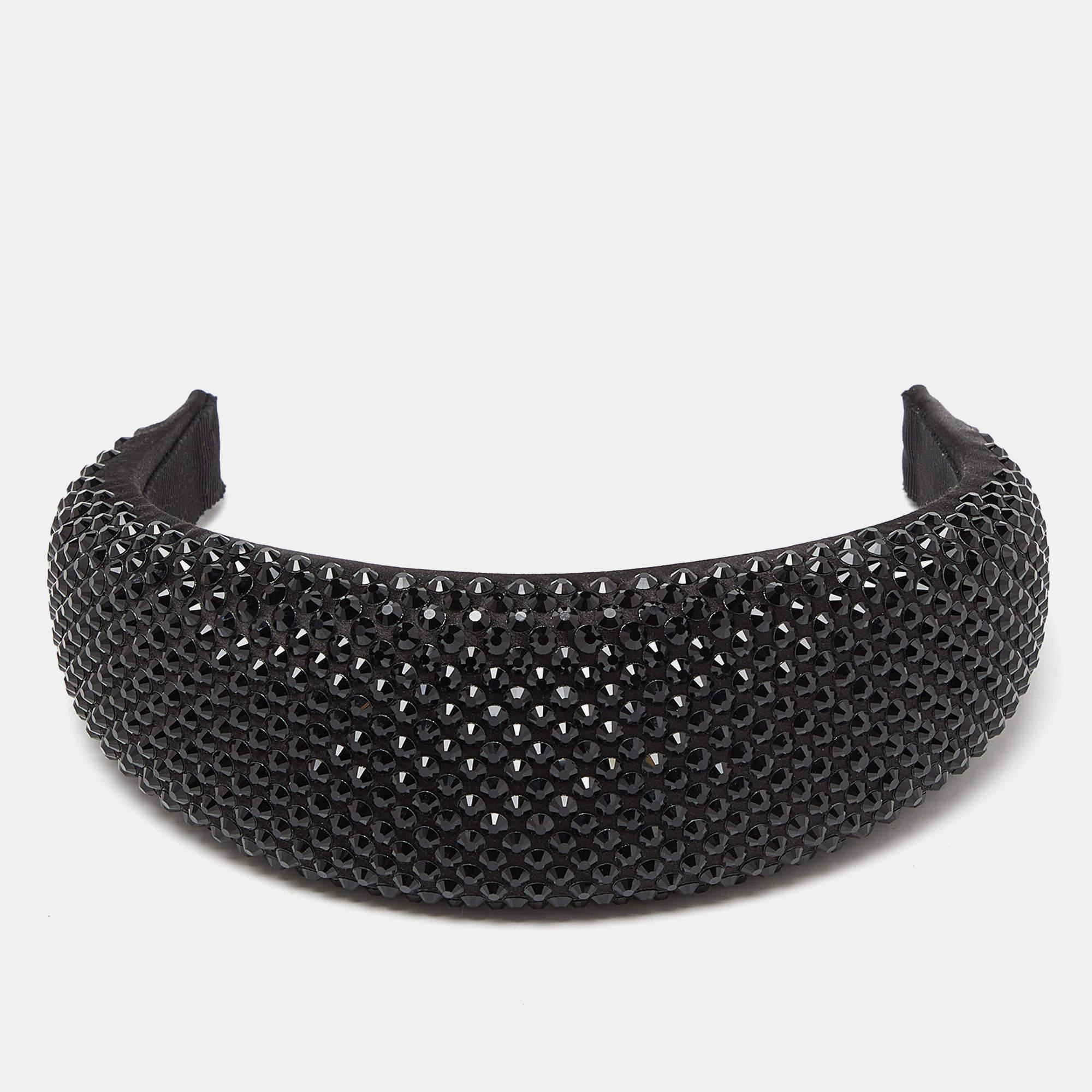 Ce joli bandeau de Prada est un accessoire indispensable ! Recouvert de cristaux noirs, ce bandeau est facile à mettre et s'associe parfaitement aux tenues décontractées et chics ainsi qu'aux robes de soirée.

Comprend : Sac à poussière original


