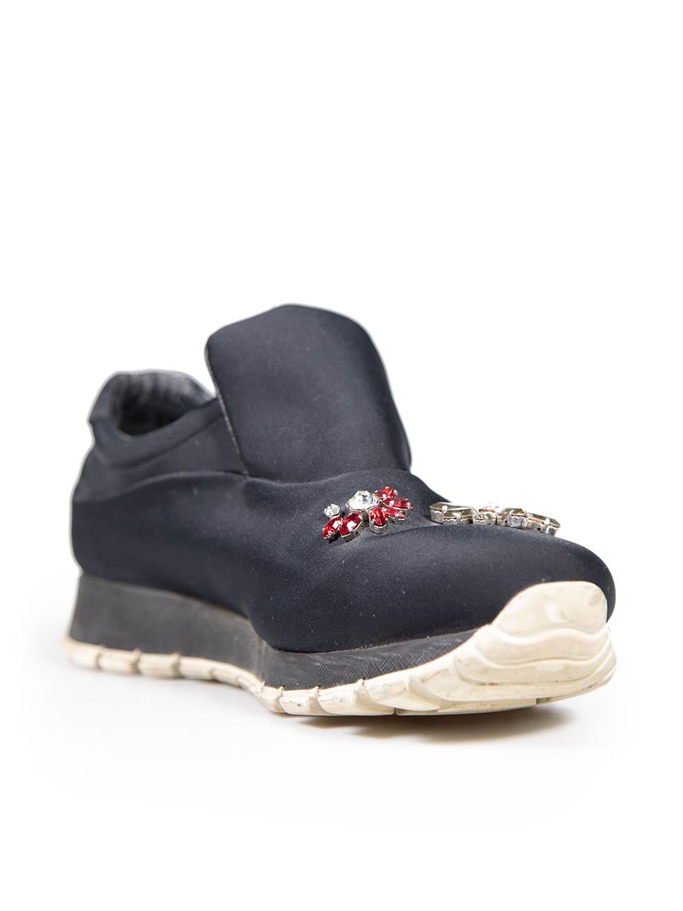 CONDIT ist sehr gut. Minimale Abnutzung der Turnschuhe ist offensichtlich. Minimale Abschürfungen an den Sohlen, zerknittertes Lederfutter und ein kleiner Riss an der oberen Ledernaht am rechten Schuh bei diesem gebrauchten