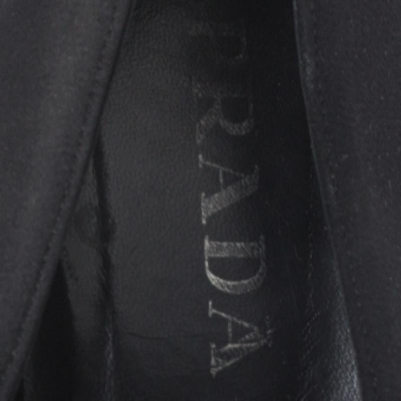 Prada Black Fabric Block Heel Pumps Size 40.5 in vendita 2