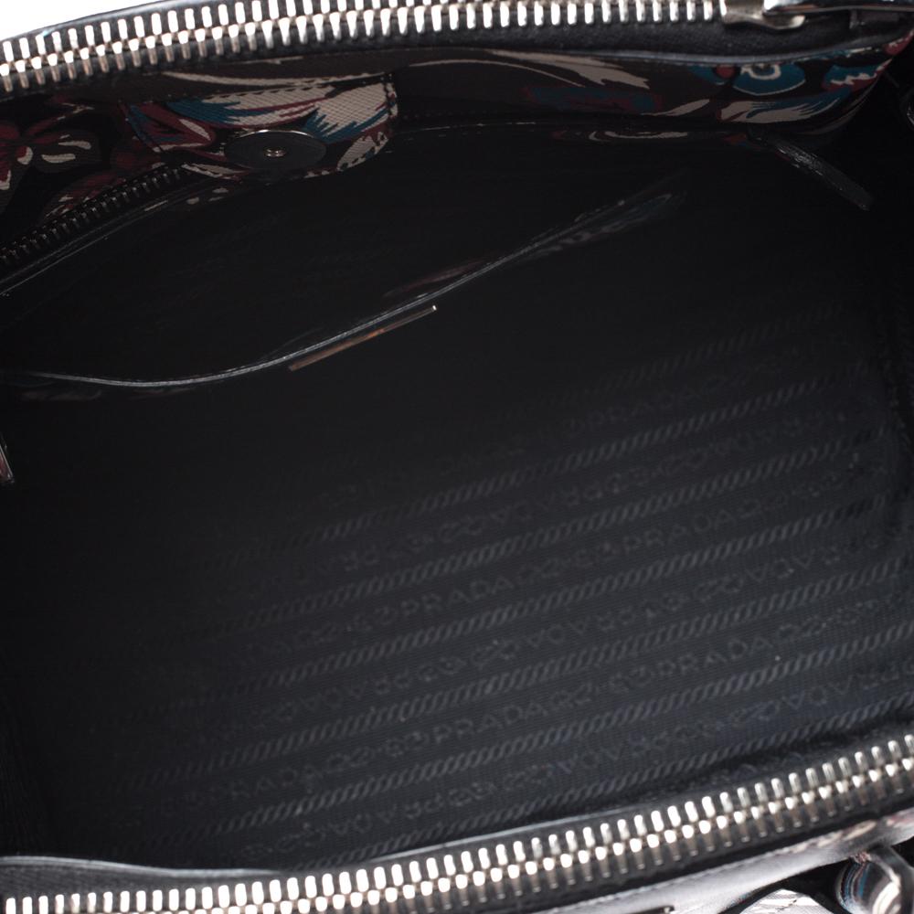 Prada Tasche aus schwarzem Saffiano-Leder mit Blumenmuster und doppeltem Reißverschluss. 4