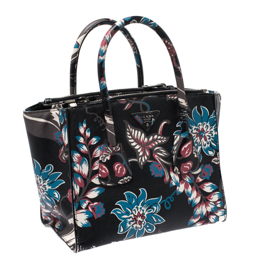 Prada Tasche aus schwarzem Saffiano-Leder mit Blumenmuster und doppeltem Reißverschluss. (Schwarz)