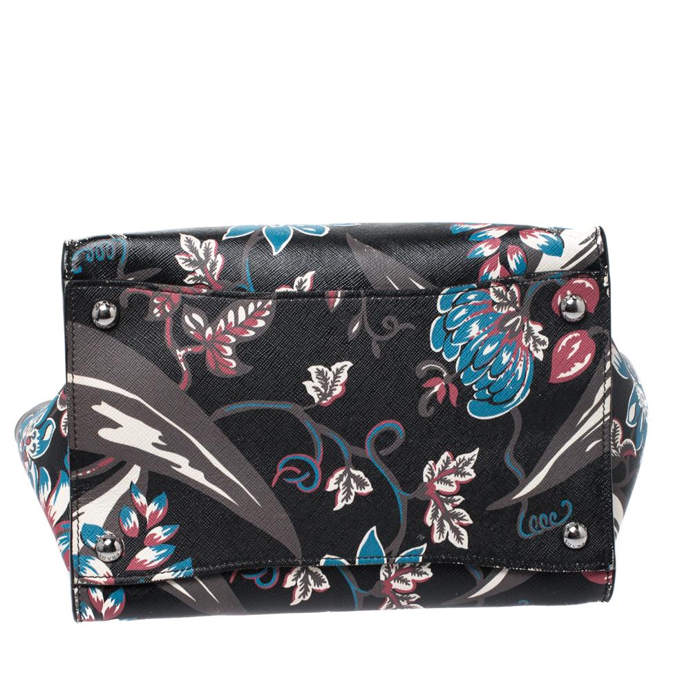 Prada Tasche aus schwarzem Saffiano-Leder mit Blumenmuster und doppeltem Reißverschluss. im Zustand „Gut“ in Dubai, Al Qouz 2
