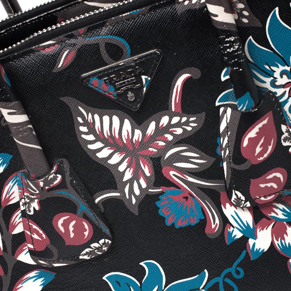 Prada Tasche aus schwarzem Saffiano-Leder mit Blumenmuster und doppeltem Reißverschluss. Damen