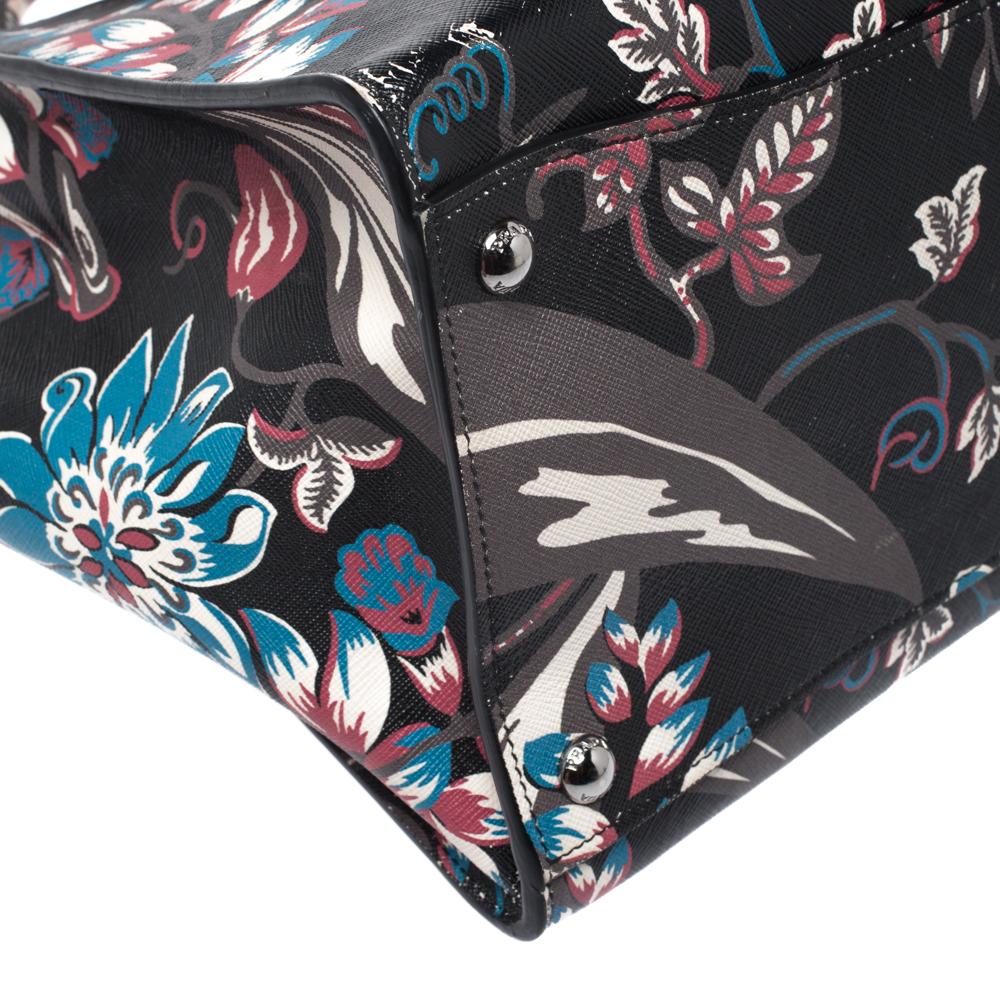 Prada Tasche aus schwarzem Saffiano-Leder mit Blumenmuster und doppeltem Reißverschluss. 2