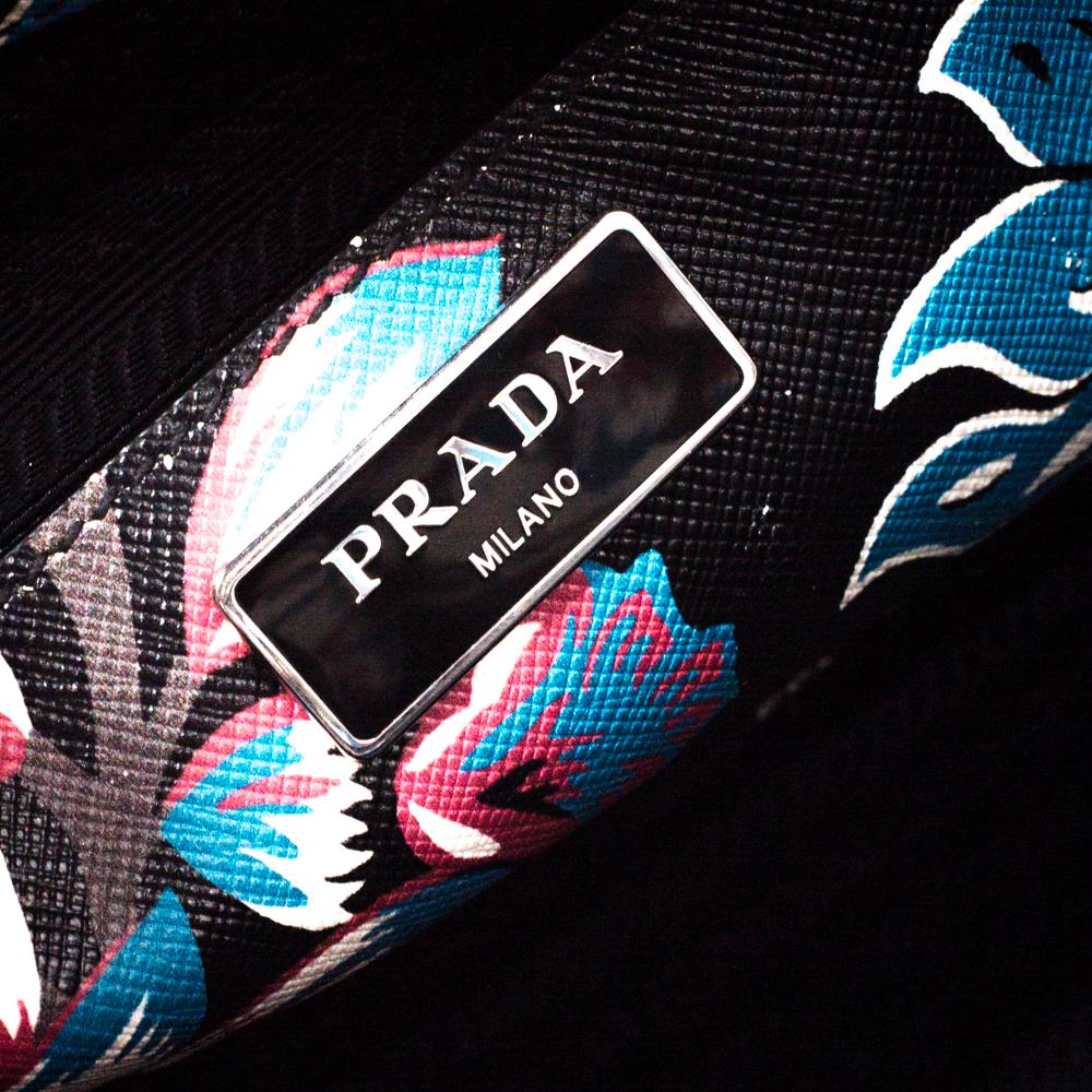 Prada Tasche aus schwarzem Saffiano-Leder mit Blumenmuster und doppeltem Reißverschluss. 3