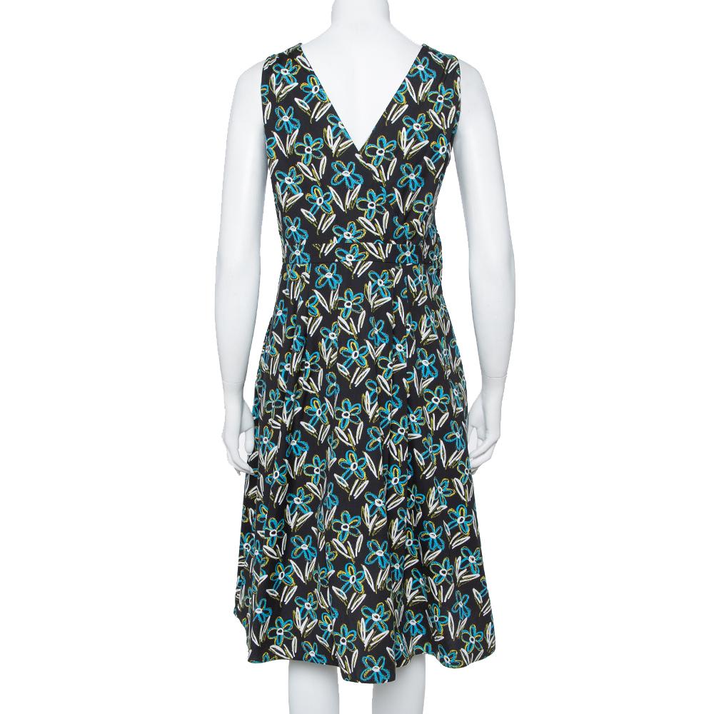 A melange of sophistication and style, this dress from Prada is perfect for a feminine look. Crafted with quality knit fabric, the outfit is designed in a flared, sleeveless silhouette and flaunts a pretty floral print all over. Graced with a