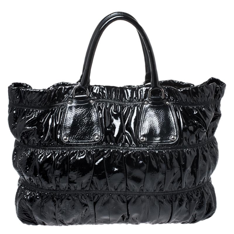 The excellent craftsmanship of this Prada bag ensures a brilliant finish and a rich appeal. This patent leather bag is a fine pick for everyday use. This well-designed bag can hold further than just essentials in its nylon-lined interior.

Includes: