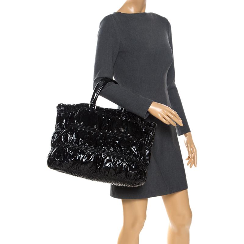 Prada Black Gaufre Patent Leather Large Tote In Excellent Condition In Dubai, Al Qouz 2