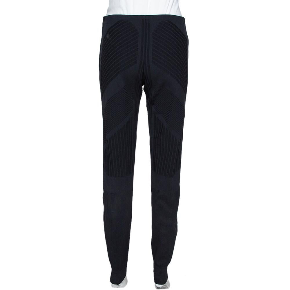 For days when you want to dress casually, this pair of Prada Technical leggings will be just right. Made from a blend of fabrics, the leggings feature contrasting trims, geometric motifs and elasticized waistline. The pair will offer you a nice