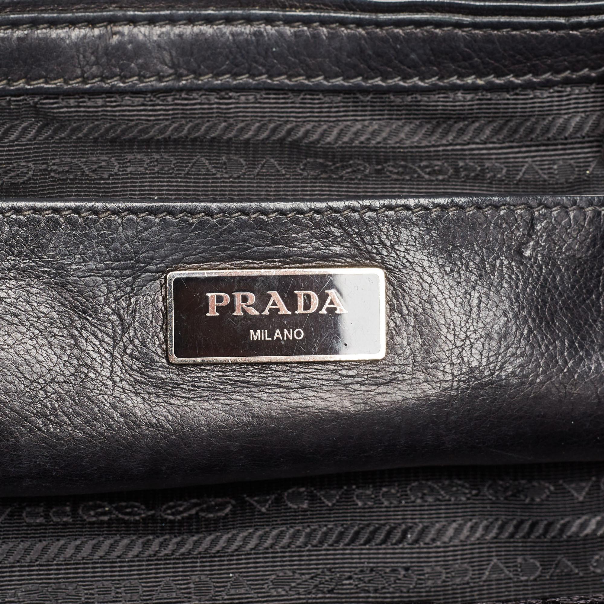 Prada Schwarz glasiertes Leder Twin Pocket Double Handle Tote mit zwei Taschen im Angebot 1