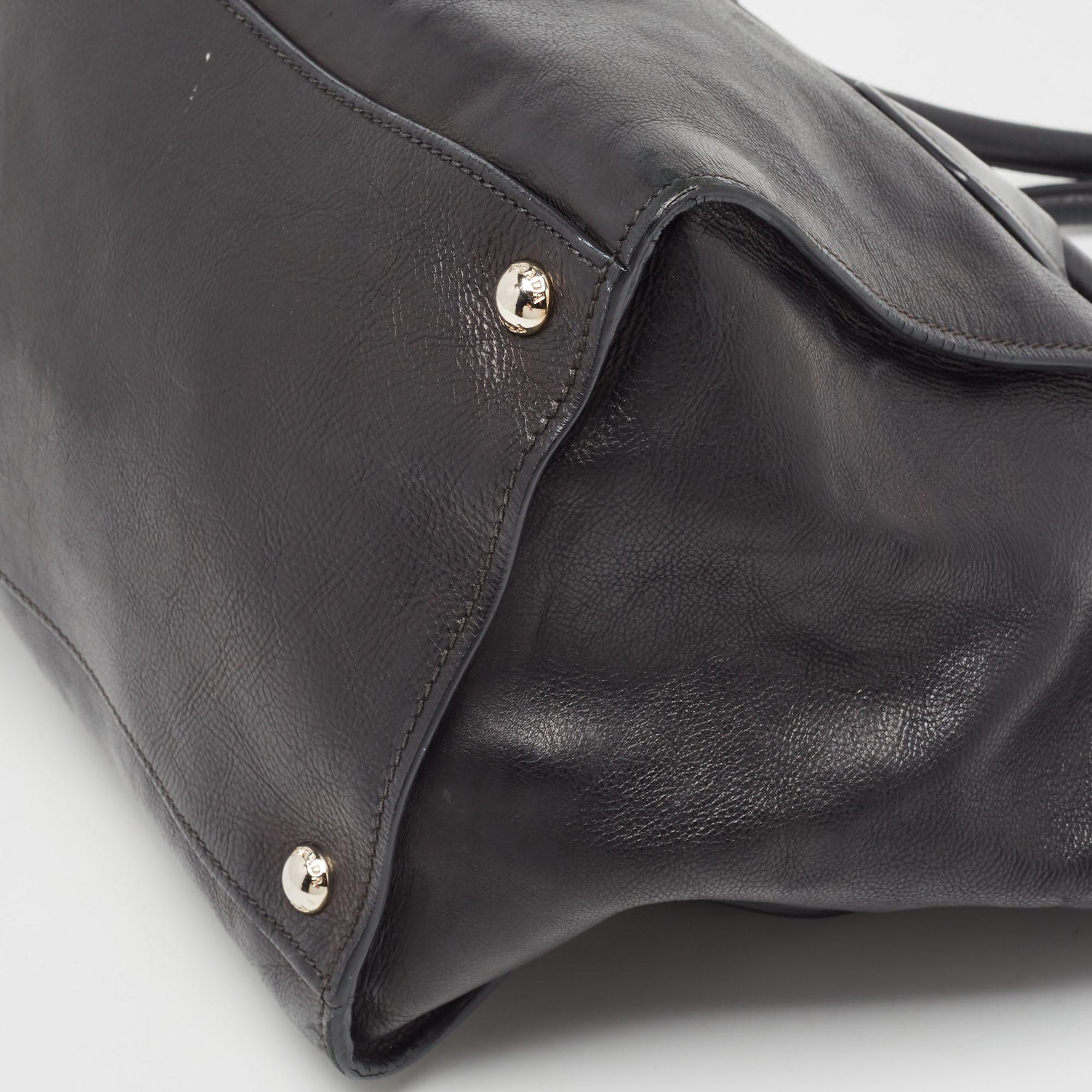 Prada Schwarz glasiertes Leder Twin Pocket Double Handle Tote mit zwei Taschen im Angebot 3