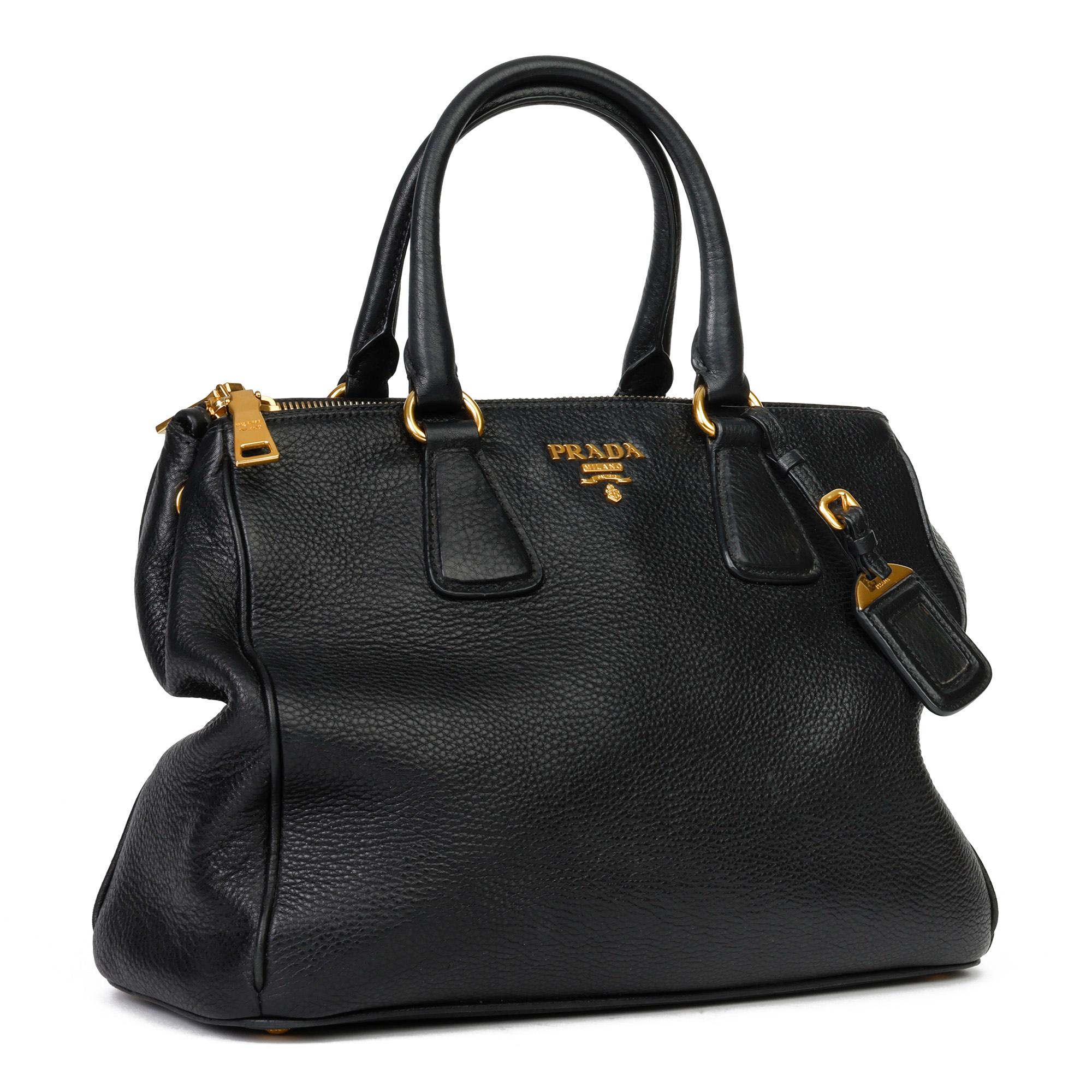 PRADA
Schwarzes genarbtes Kalbsleder Vitello Phenix Tote und Brieftasche

Xupes-Referenz: CB344
Seriennummer: 173
Alter (CIRCA): 2012
Begleitet von: Prada-Staubbeutel, Echtheitskarte
Details zur Authentizität: Datumsstempel (Made in China)