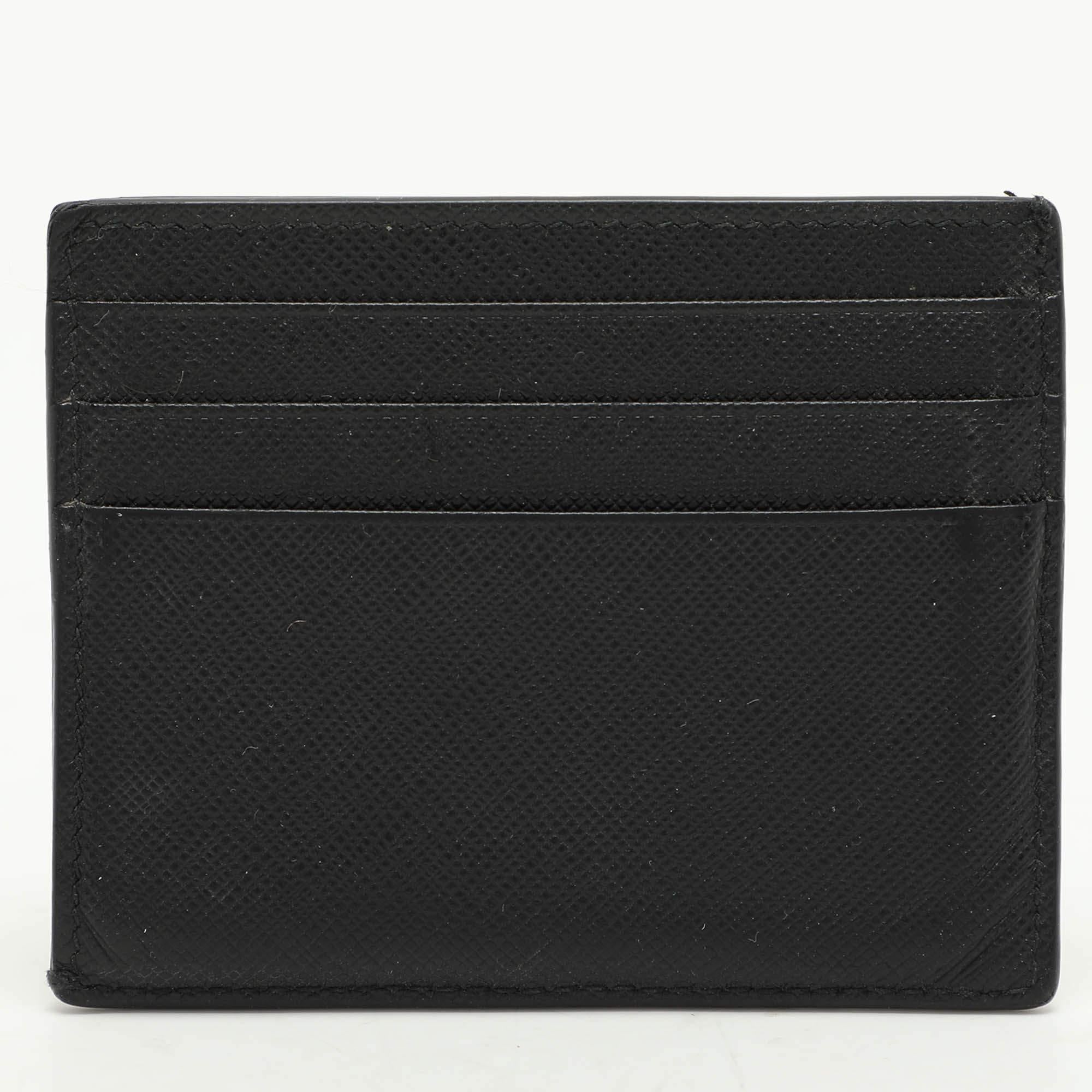 Pradas cardholder is a wonderful accessory to pick as an everyday style essential. It is crafted with care and finished with the brand logo.