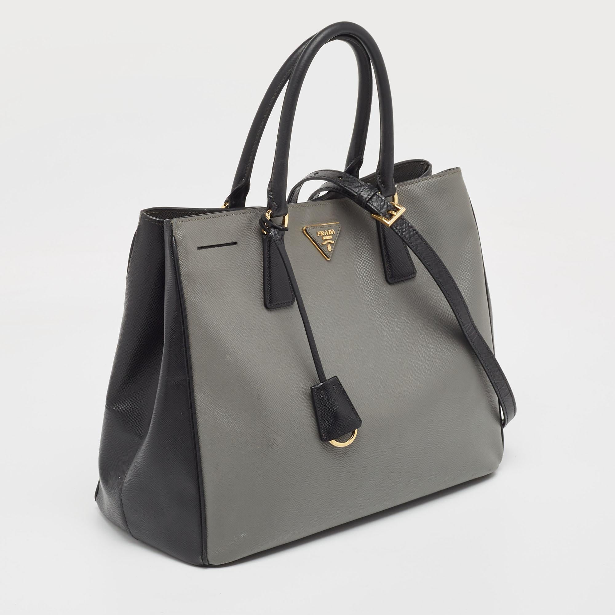 Prada - Fourre-tout Galleria en cuir Saffiano Lux noir/gris avec blocs de couleur Pour femmes en vente