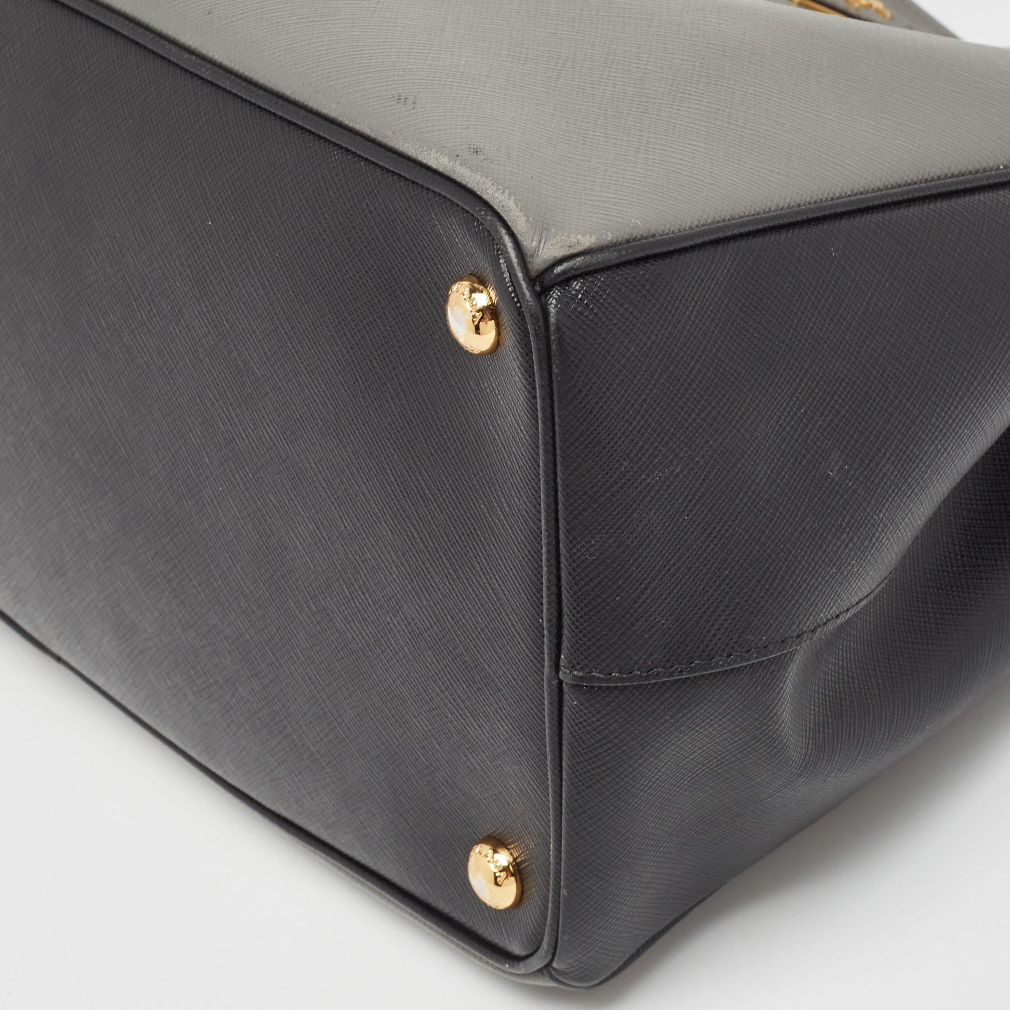 Prada - Fourre-tout Galleria en cuir Saffiano Lux noir/gris avec blocs de couleur en vente 1