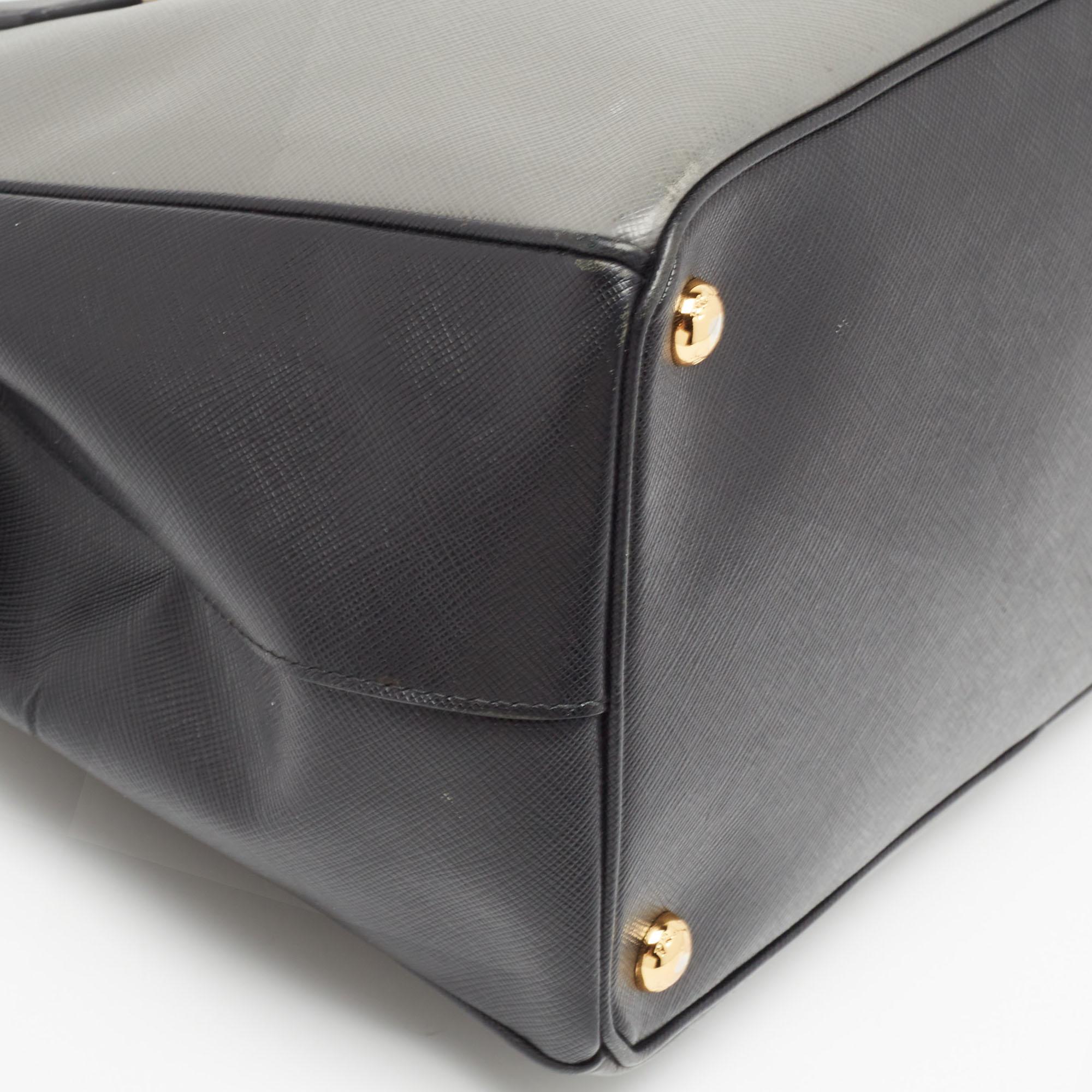 Prada - Fourre-tout Galleria en cuir Saffiano Lux noir/gris avec blocs de couleur en vente 3
