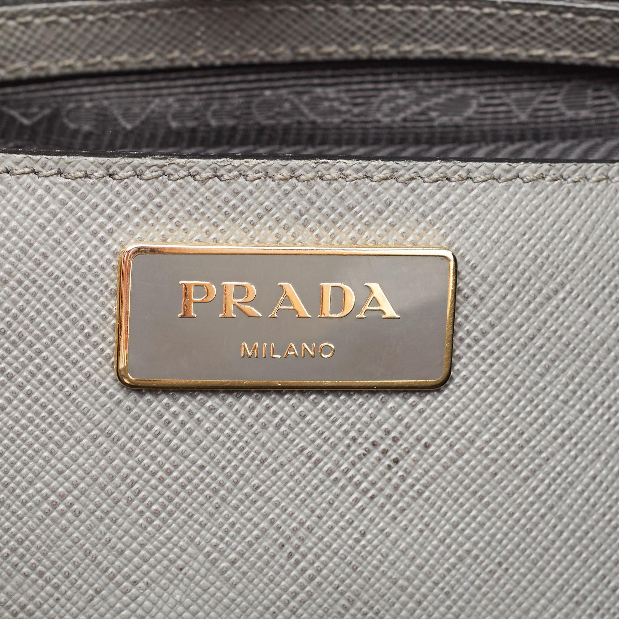 Prada - Fourre-tout Galleria en cuir Saffiano Lux noir/gris avec blocs de couleur en vente 4