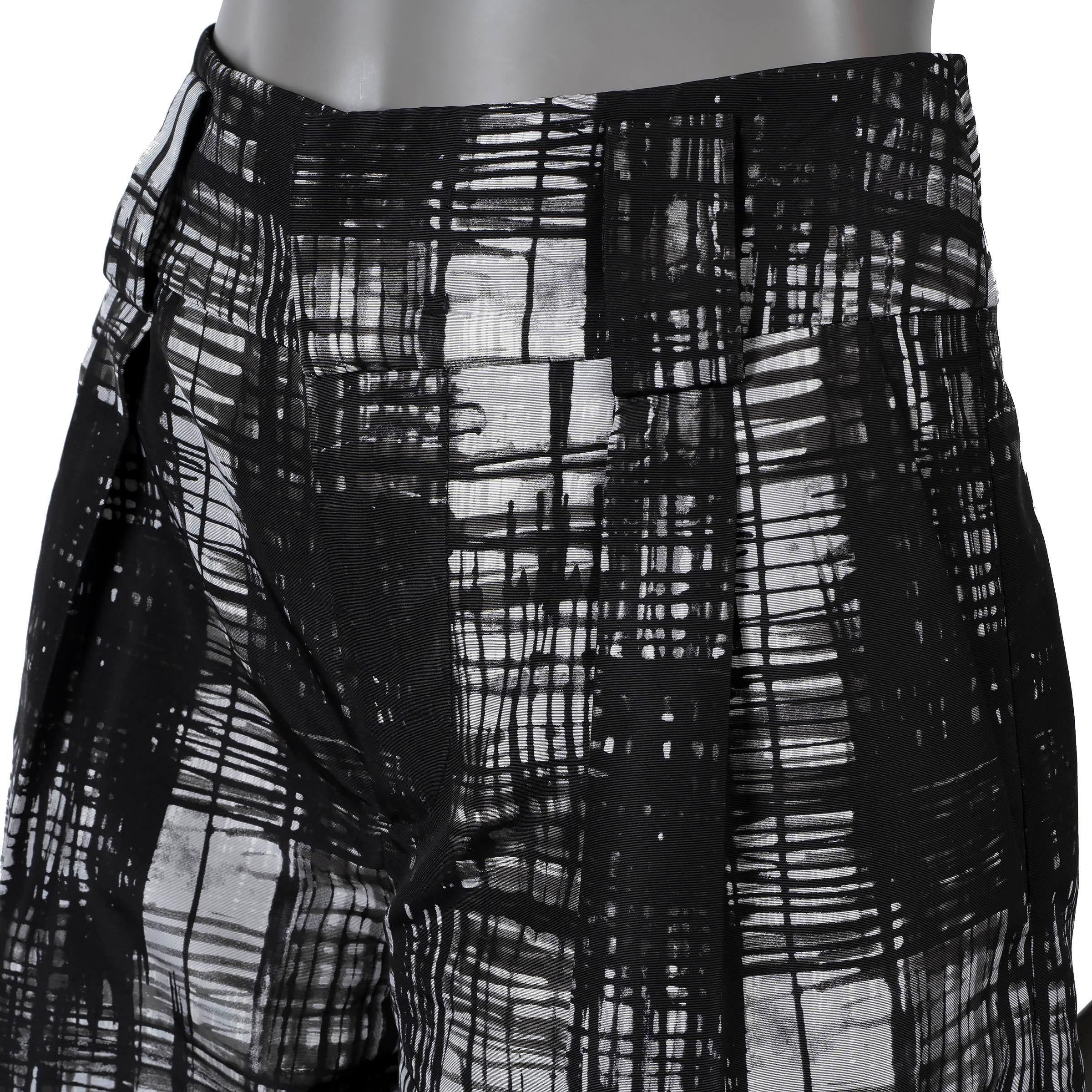 Donna PRADA pantaloni corti in seta nera e grigia stampati 2016 Prada 40 S in vendita