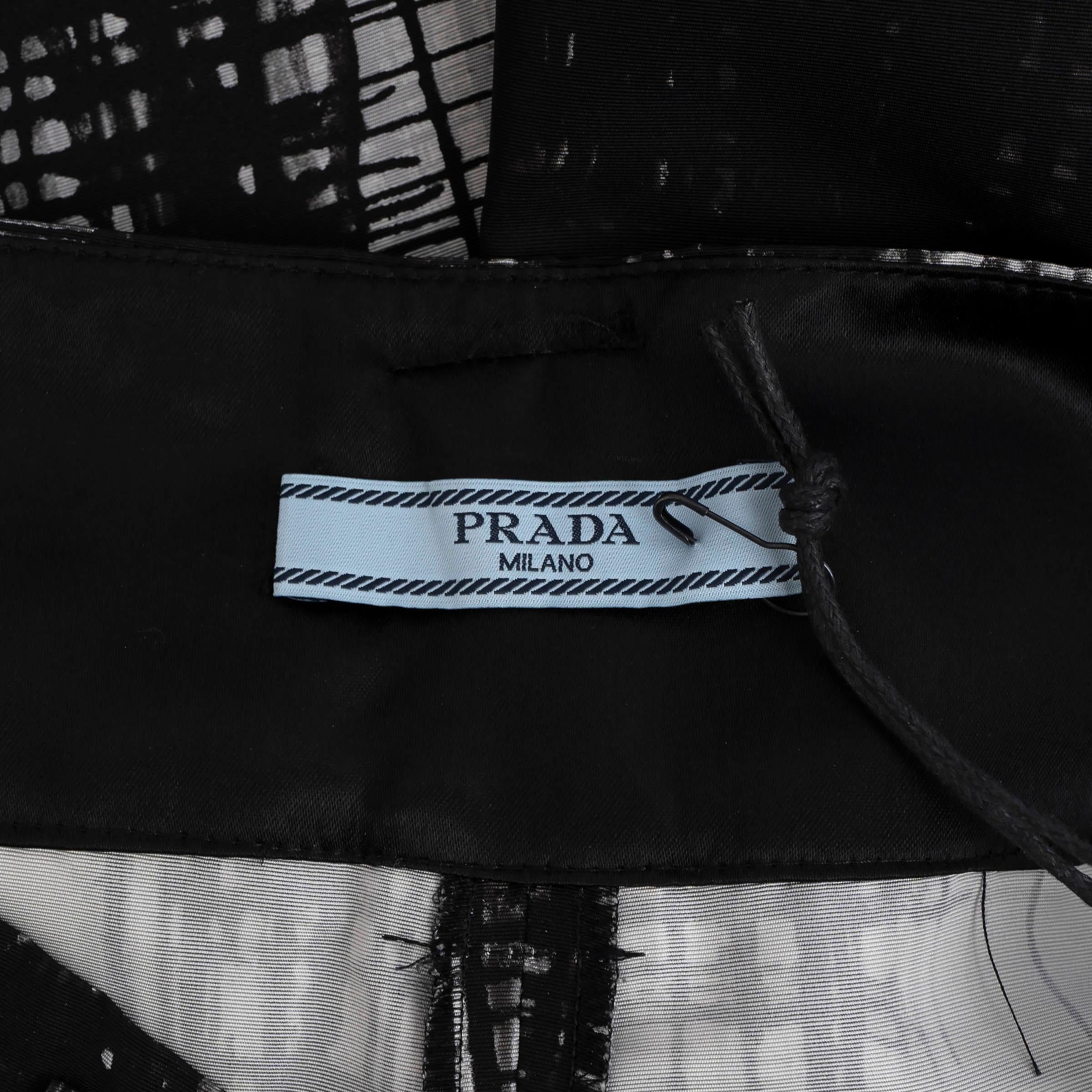 PRADA pantaloni corti in seta nera e grigia stampati 2016 Prada 40 S in vendita 1