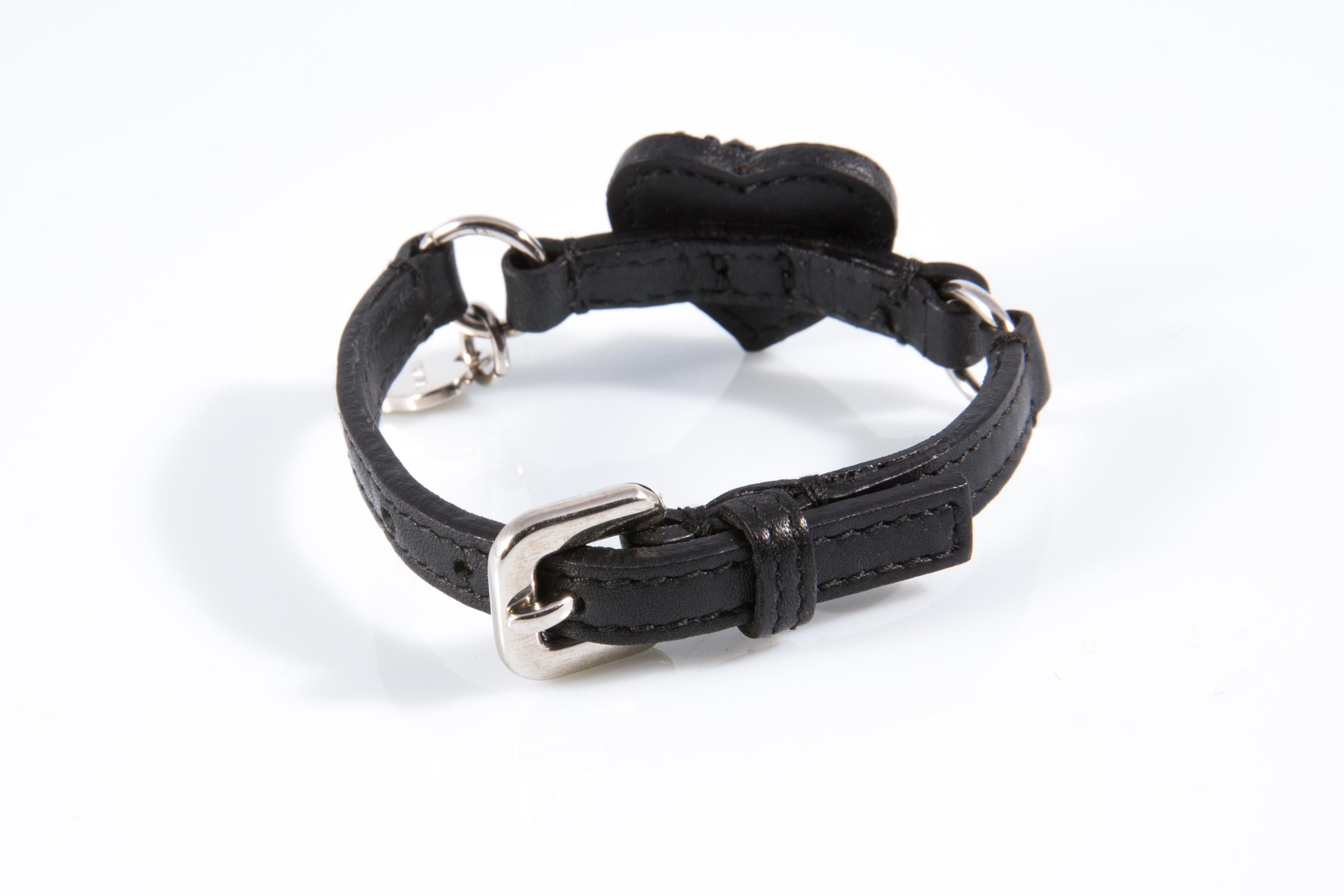 Prada Bracelet noir en forme de cœur en vente 1