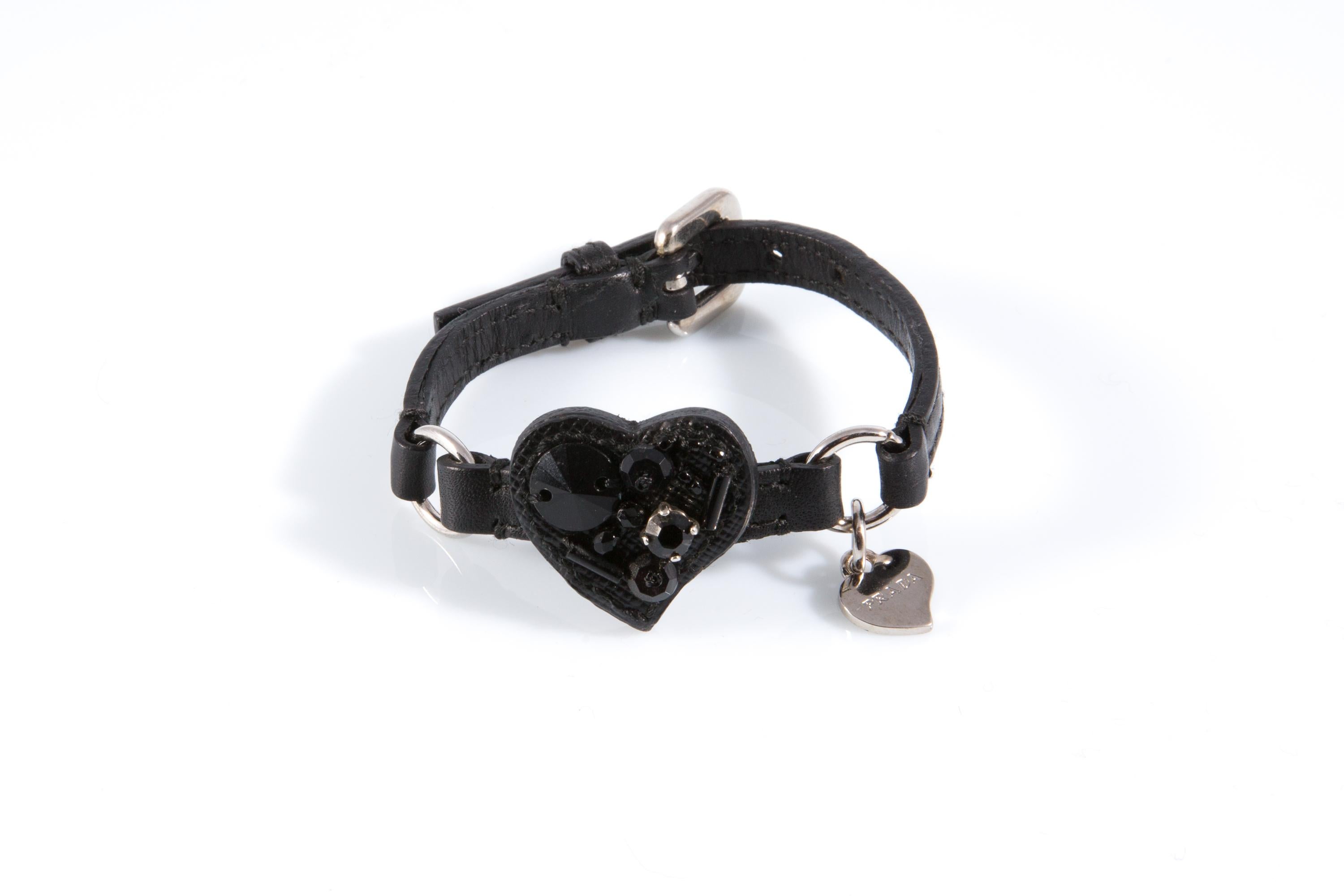 Prada Bracelet noir en forme de cœur en vente 2