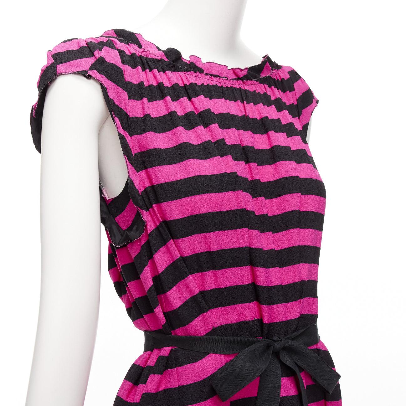 PRADA black hot pink striped pleated drop neck ribbon belt mini dress IT38 XS
Reference: NILI/A00034
Brand: Prada
Designer: Miuccia Prada
Material: Feels like wool
Color: Black, Pink
Pattern: Striped
Closure: Belt
Lining: Black Fabric
Extra Details: