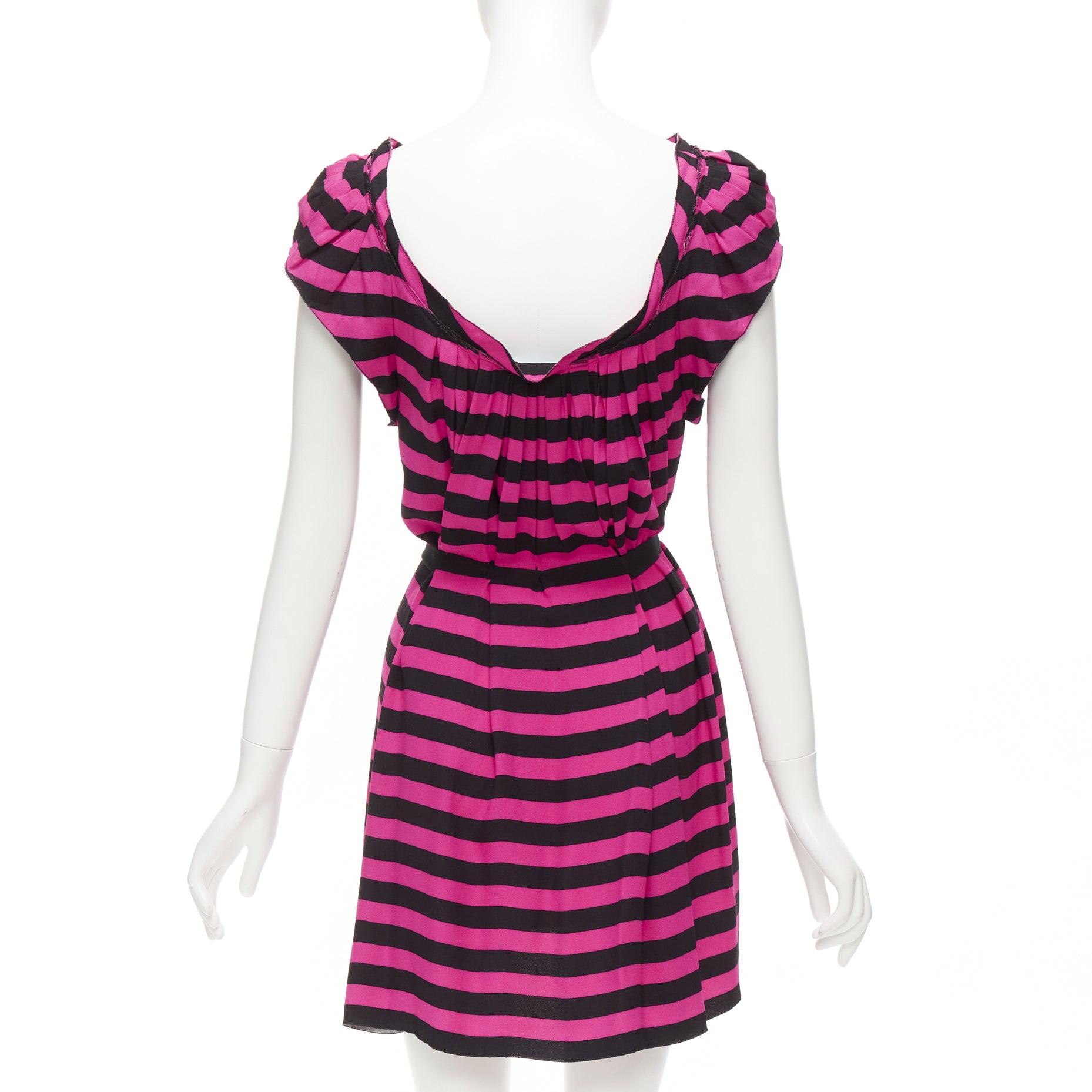 PRADA Schwarzes, heiß-rosa gestreiftes, plissiertes, tropfenförmiges Minikleid mit Schleifengürtel IT38 XS im Angebot 1