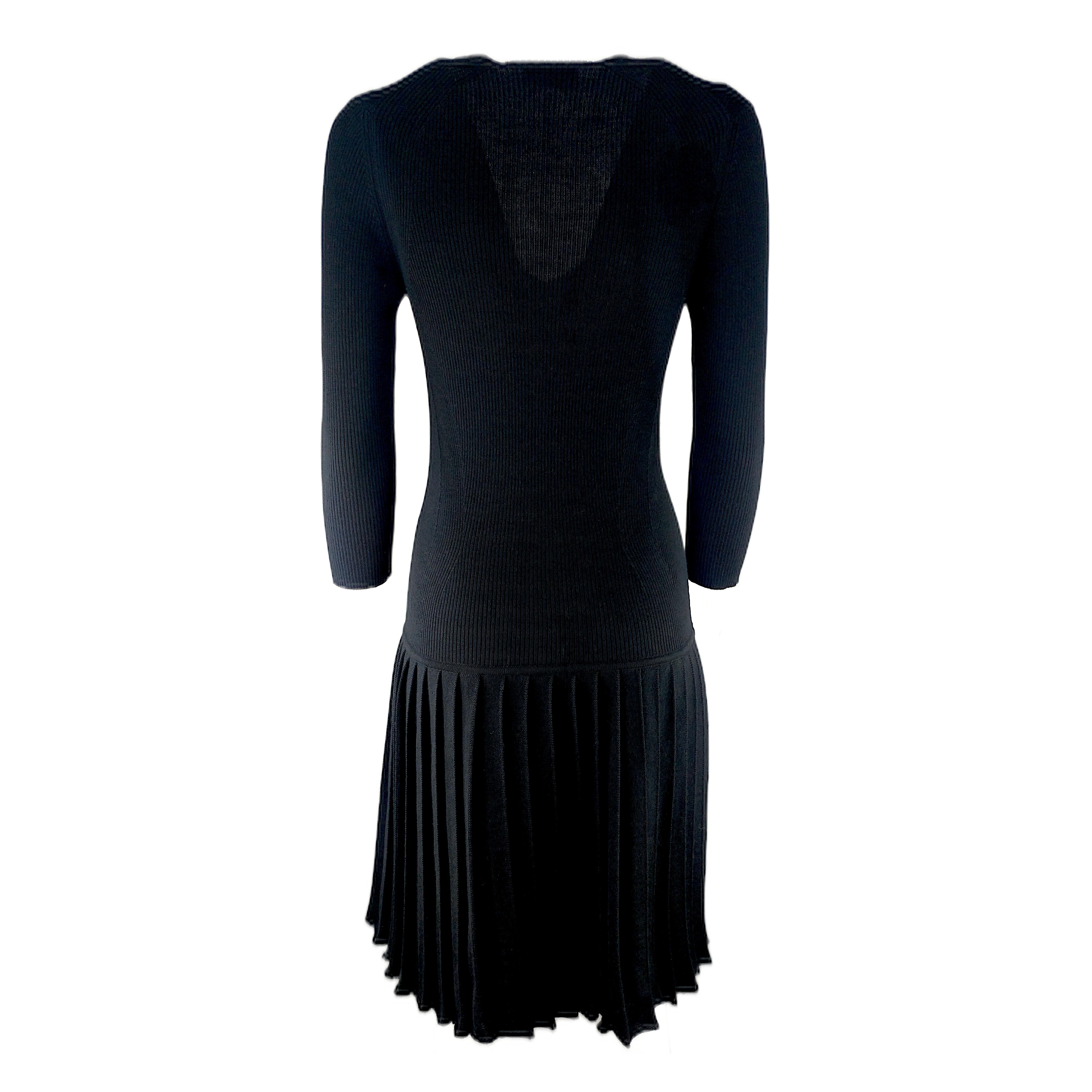 PRADA – Black Knitted Stretch Wool Dress with Pleated Skirt  Size 6US 38EU In Excellent Condition In Cuggiono, MI