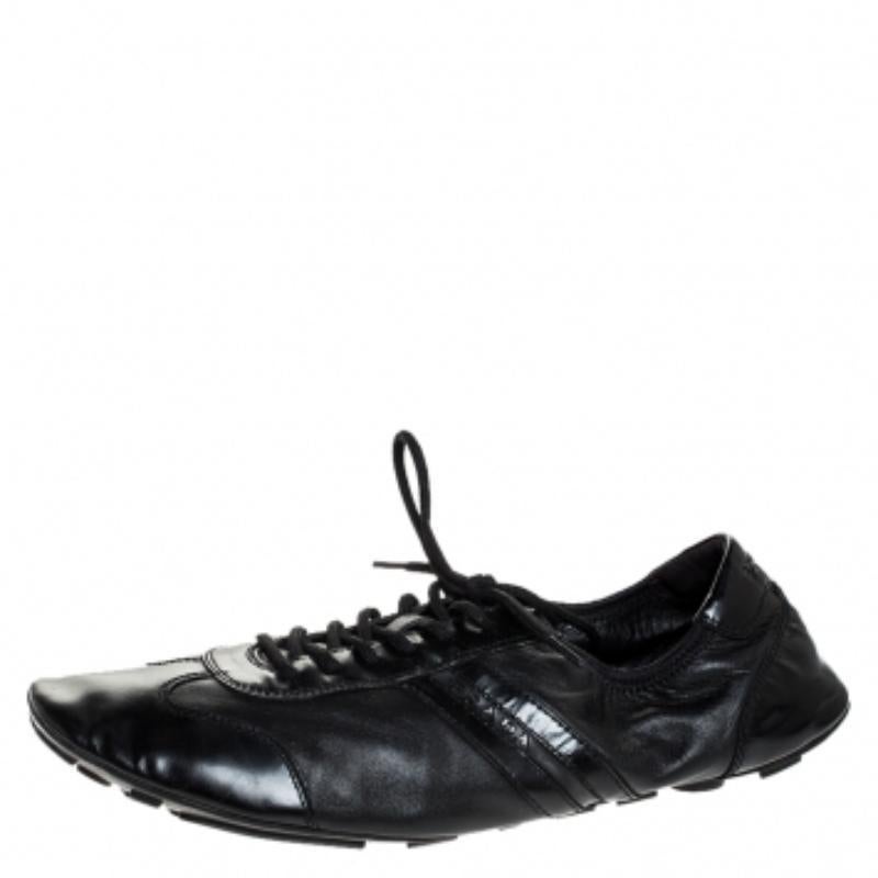 Prada - Baskets à lacets en cuir noir et cuir verni - Taille 41 Bon état - En vente à Dubai, Al Qouz 2