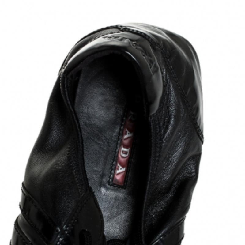 Prada - Baskets à lacets en cuir noir et cuir verni - Taille 41 Pour hommes en vente
