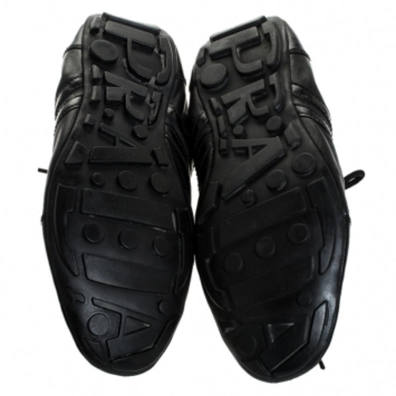 Prada - Baskets à lacets en cuir noir et cuir verni - Taille 41 en vente 1