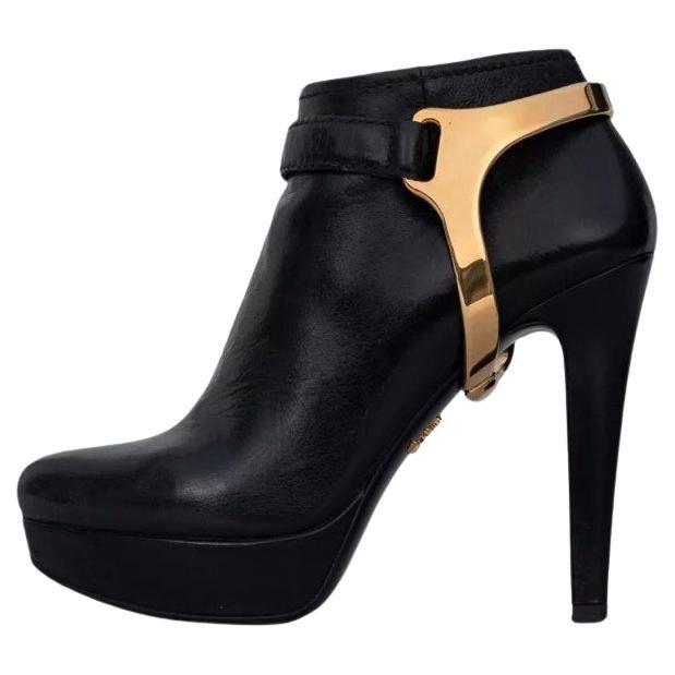 Prada - Bottines en cuir noir et ornements dorés, taille 36 en vente