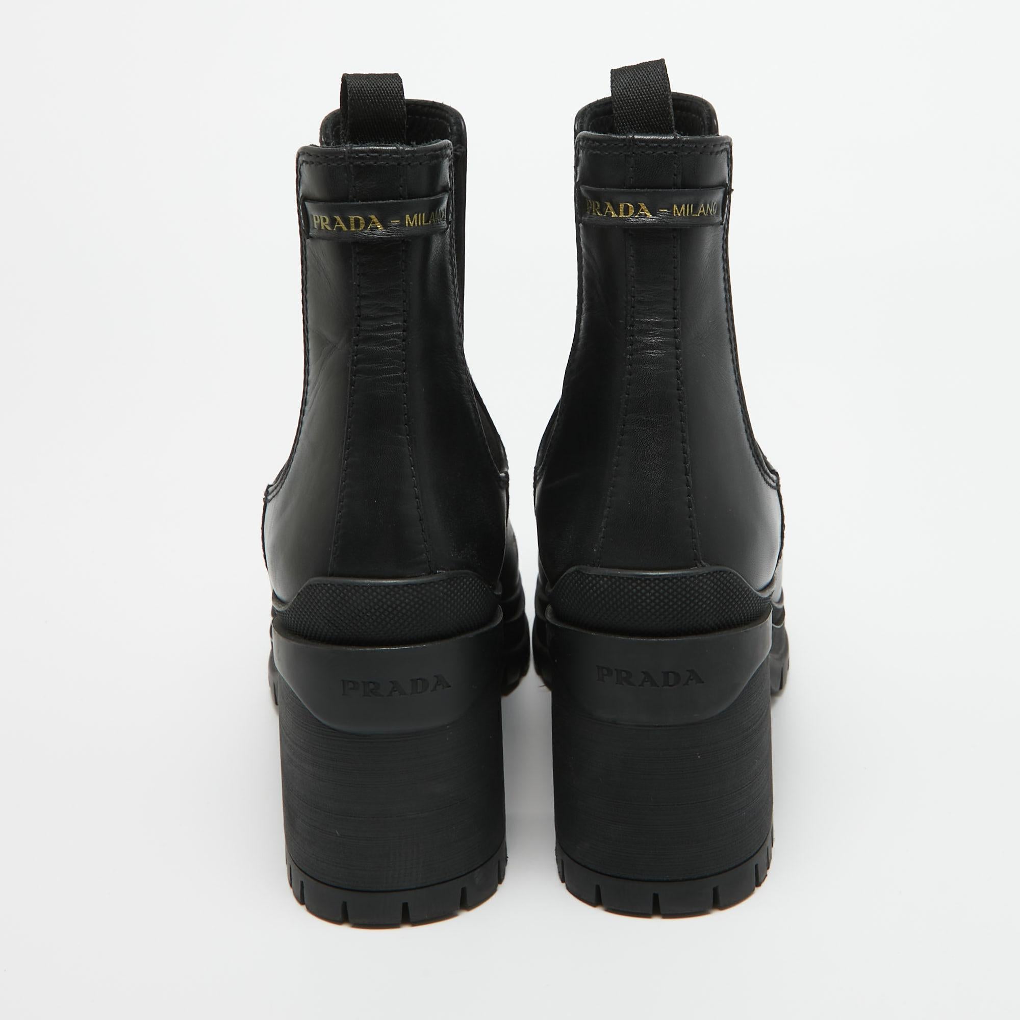 Prada - Bottes en cuir noir Taille 38.5 en vente 2
