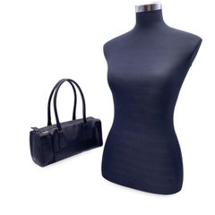 Borsa Prada in pelle nera con manici in alto