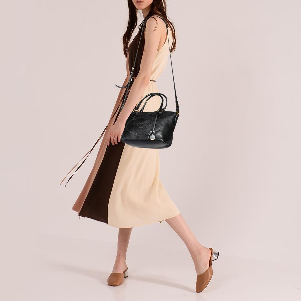 A designer shoulder bag to carry your essentials this season and the ones after. Designed by Prada, this Borsa Mano leather bag features a fabric-lined interior, two handles, a detachable shoulder strap, and the brand signature on the
