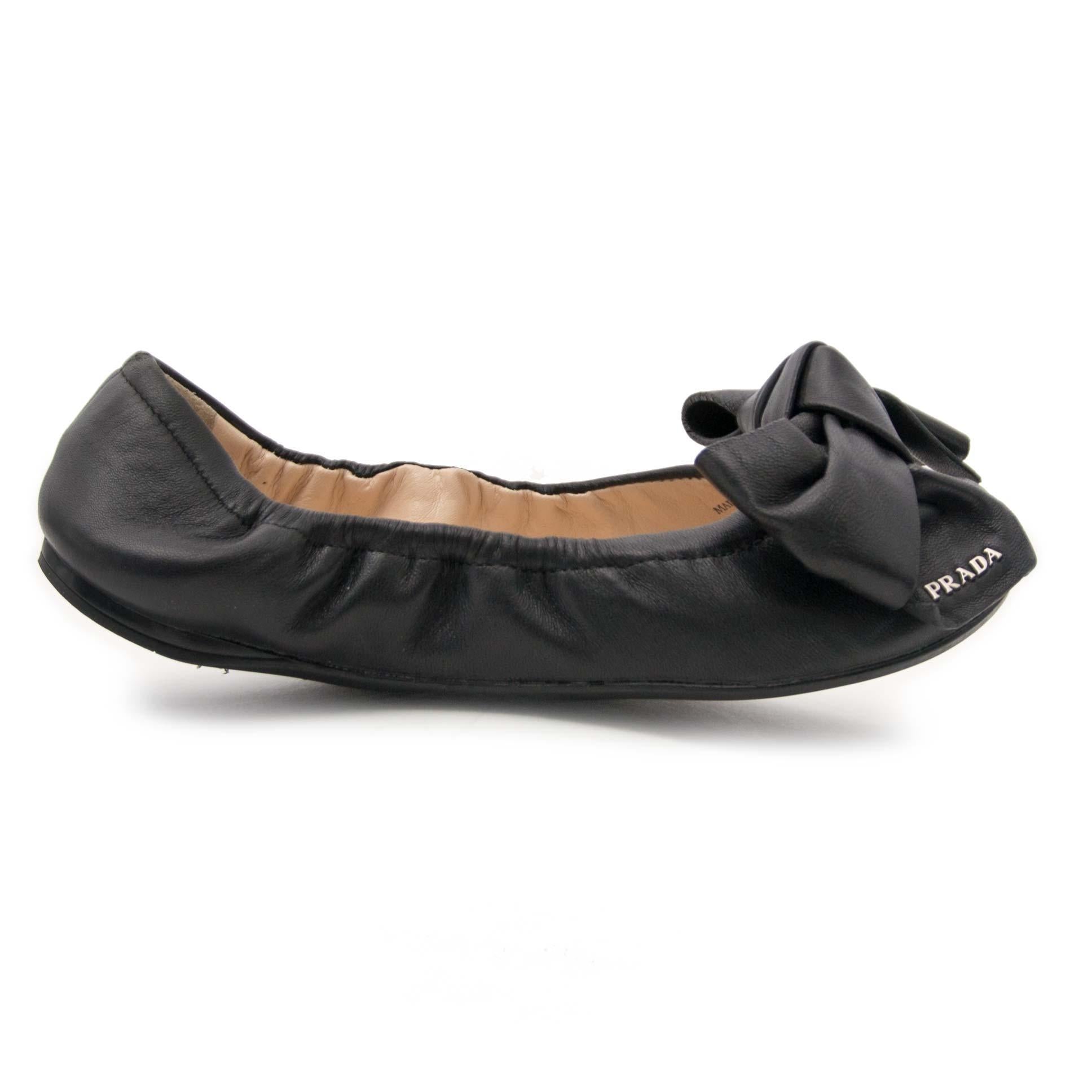 Very good preloved condition!

Prada Black Leather Bow Ballerina Flats - Size 35,5

Choose for classic and comfortable ballerina flats when you have to leave your house quickly.
This pair by Prada is made of leather and the bow on the tip makes the