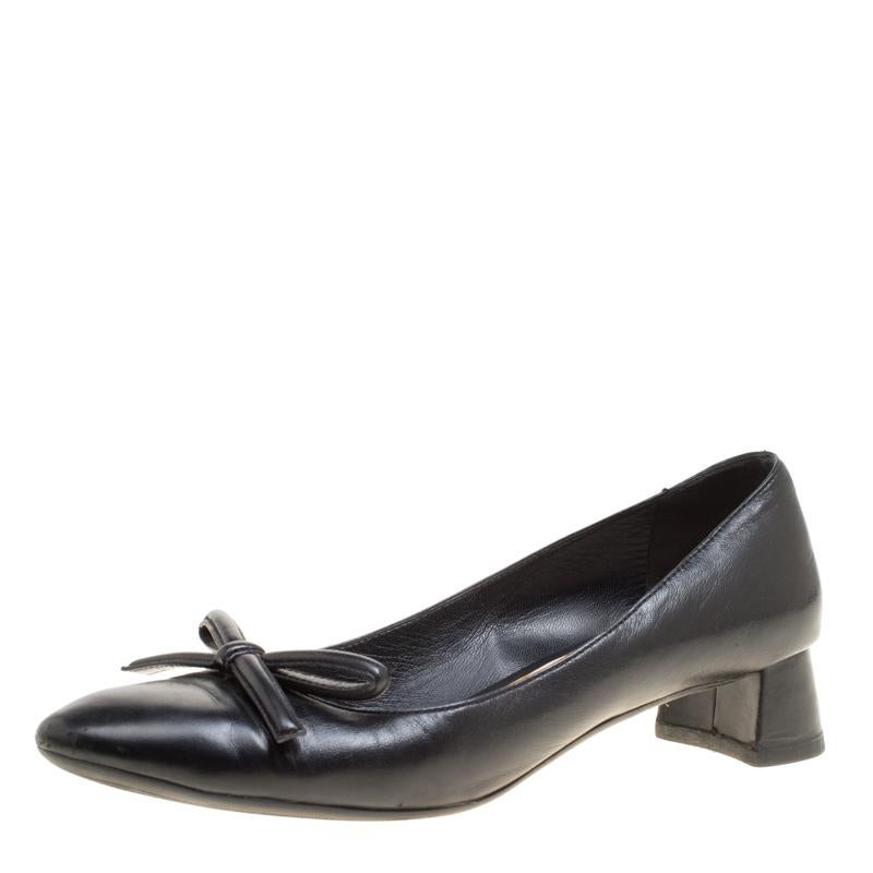 These pumps from Prada will not only add an instant charm to your outfits but will also provide you with the comfort to walk in them all day long! Crafted from fine leather, these flats feature almond toes with a bow detailing. They come equipped