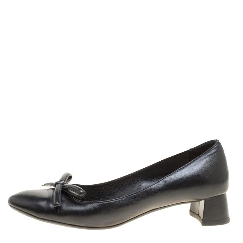 These pumps from Prada will not only add an instant charm to your outfits but will also provide you with the comfort to walk in them all day long! Crafted from fine leather, these flats feature almond toes with a bow detailing. They come equipped