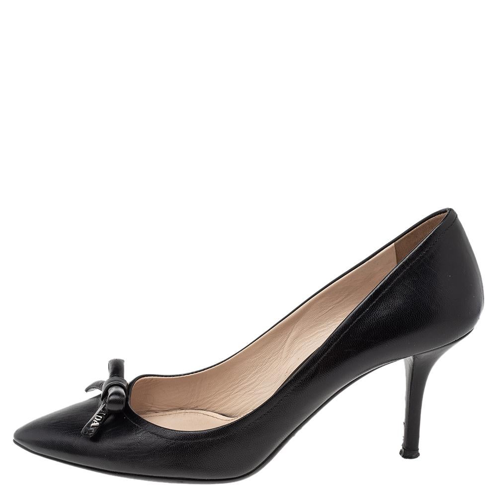 These pumps from Prada are the epitome of elegance. They flaunt an exterior made from black leather with a bow motif, peep-toes, and a gunmetal-toned logo lettering accentuating the upper. They are elevated on slender heels. These pumps are
