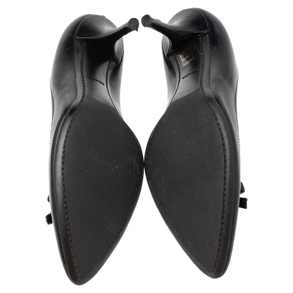 Prada Black Leather Bow Pointed Toe Pumps Size 38 In Good Condition In Dubai, Al Qouz 2